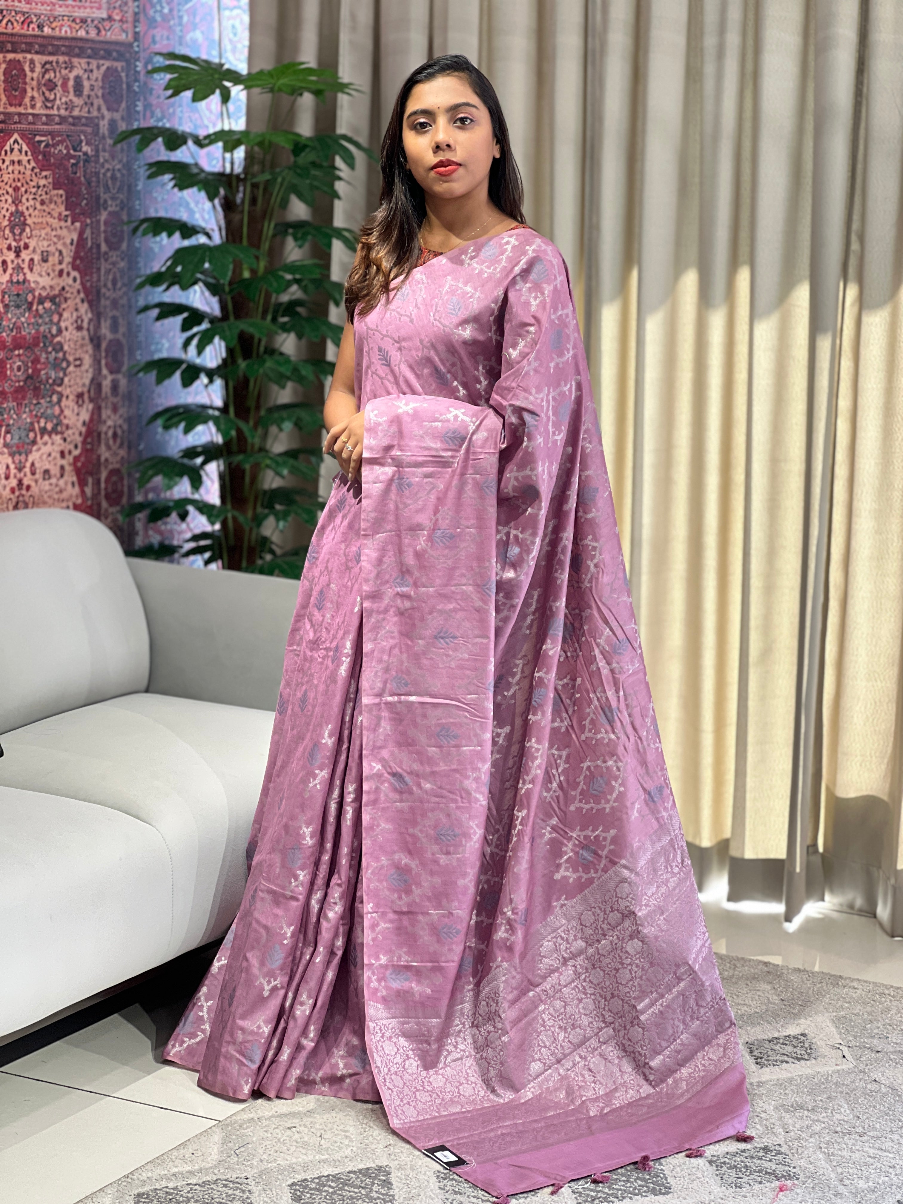 Zari And Thread Woven Banarasi Silk Saree | YNG973