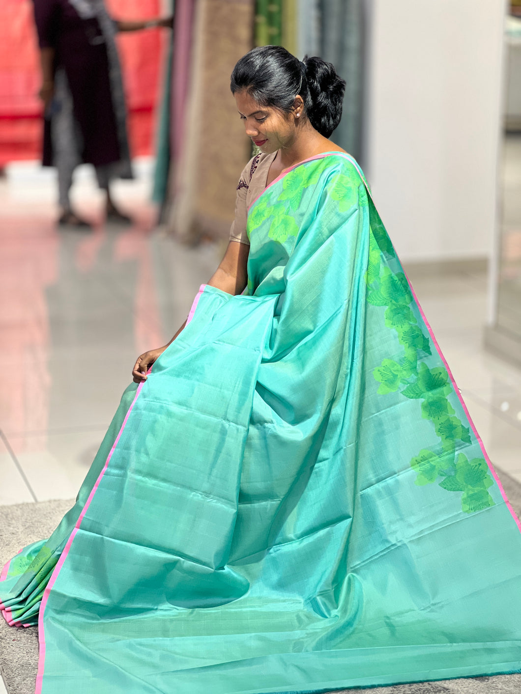Traditional Kanchipuram Saree With Floral Pattern | AK219