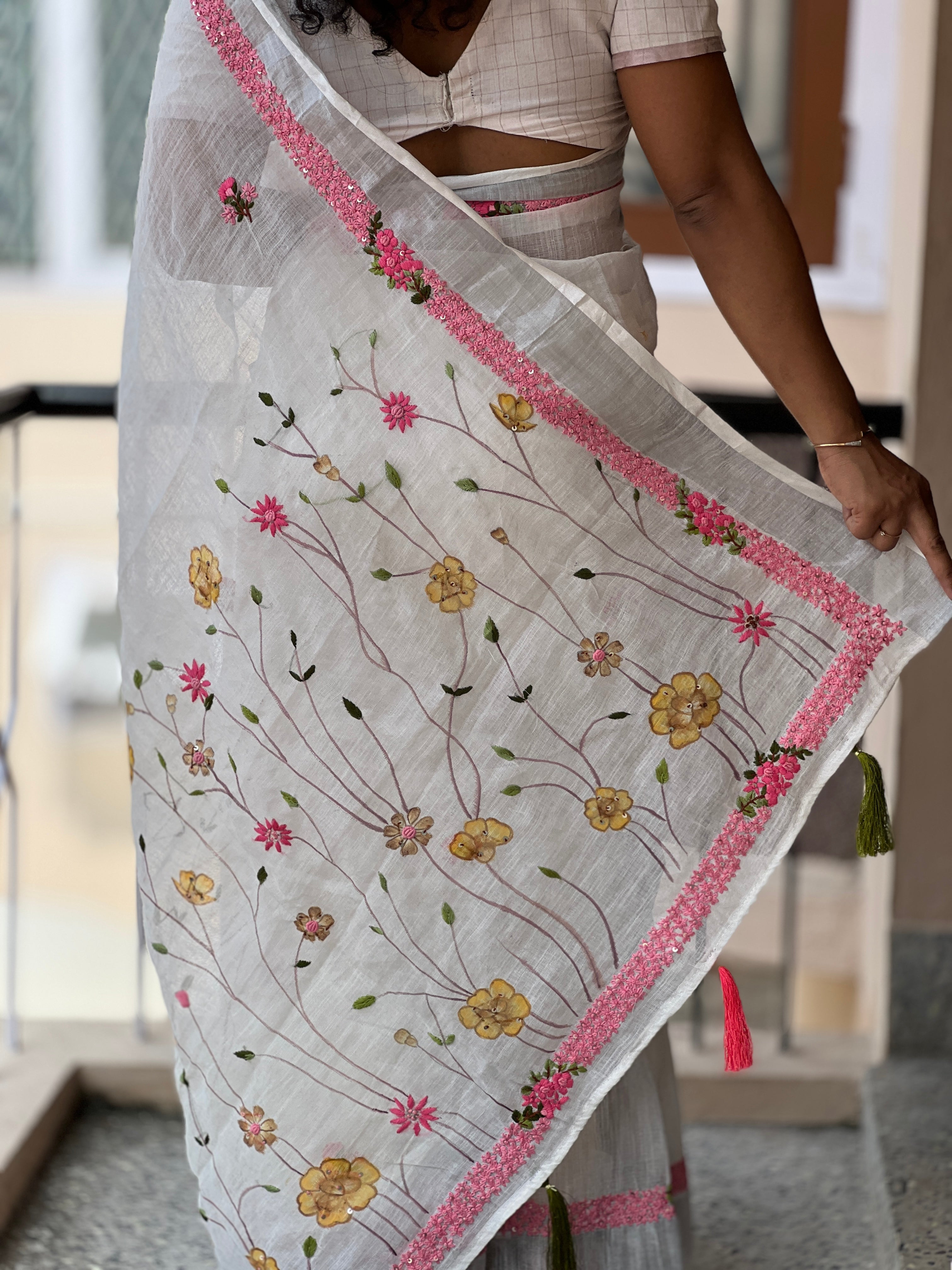 Scattered Embroidery Pattern Linen Saree | RP399