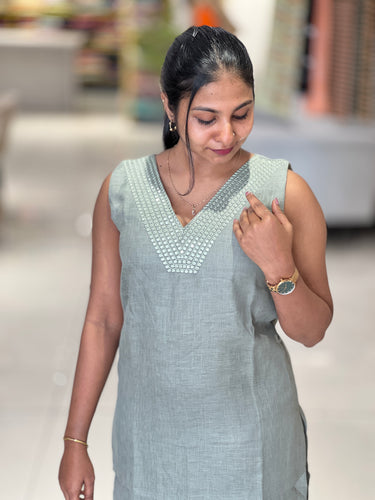 Slitted Patterned Linen Finish Kurta | NAI108
