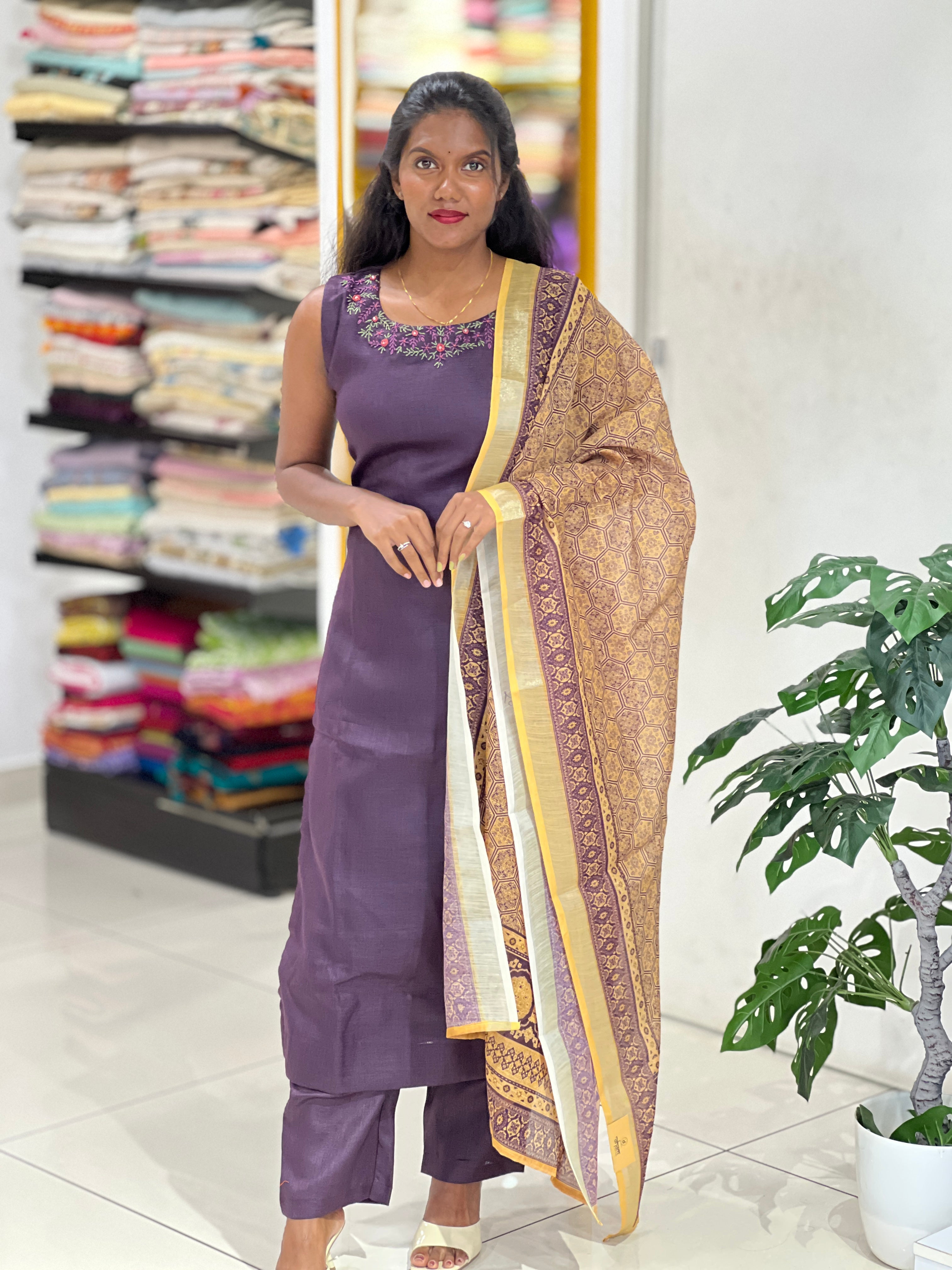 Hand Embroidery Detailed Linen Finish Kurta Set | NAI145