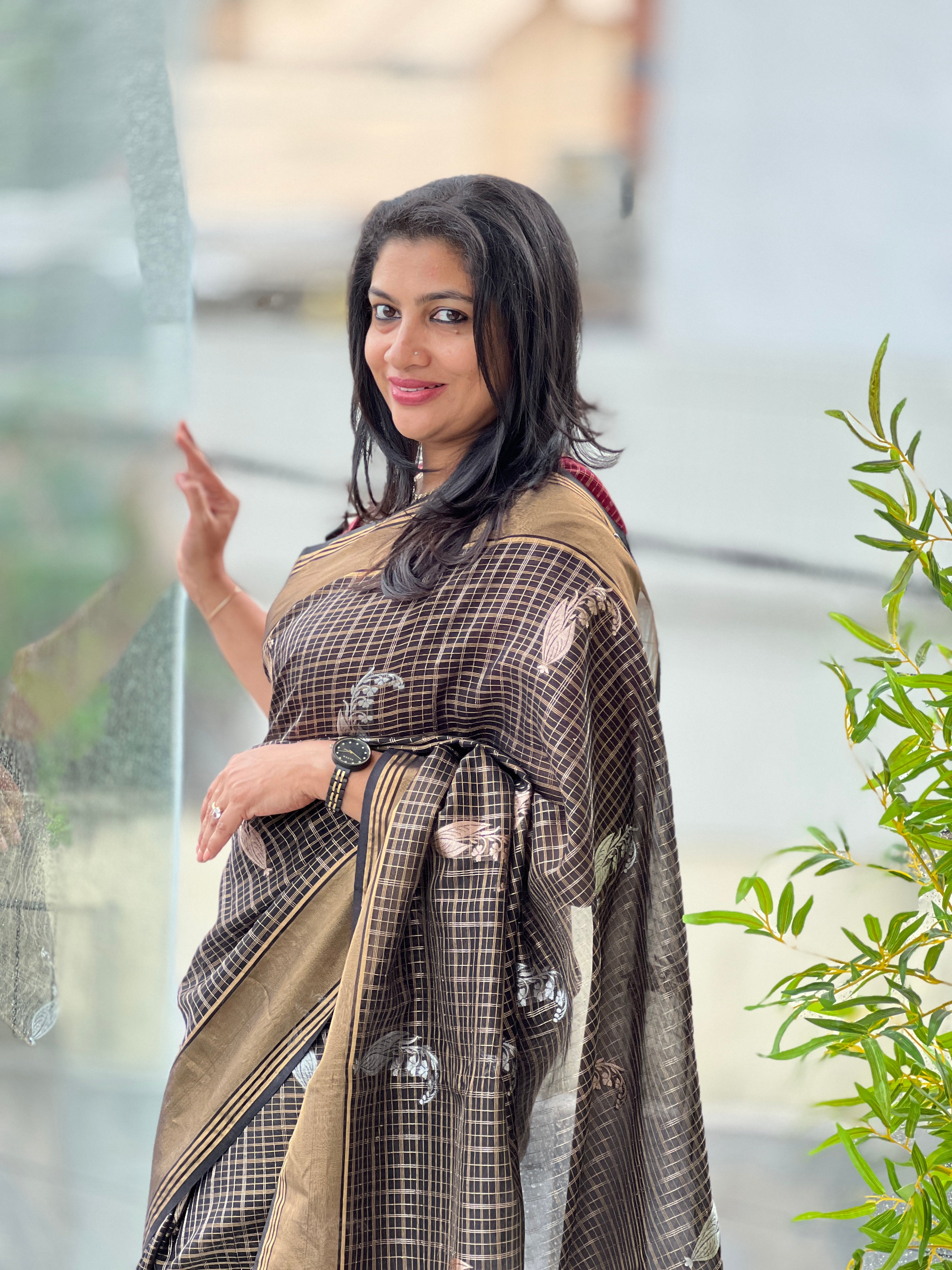 Golden Zari & Scattered Leaf Weaving Banarasi Silk Saree |NN495