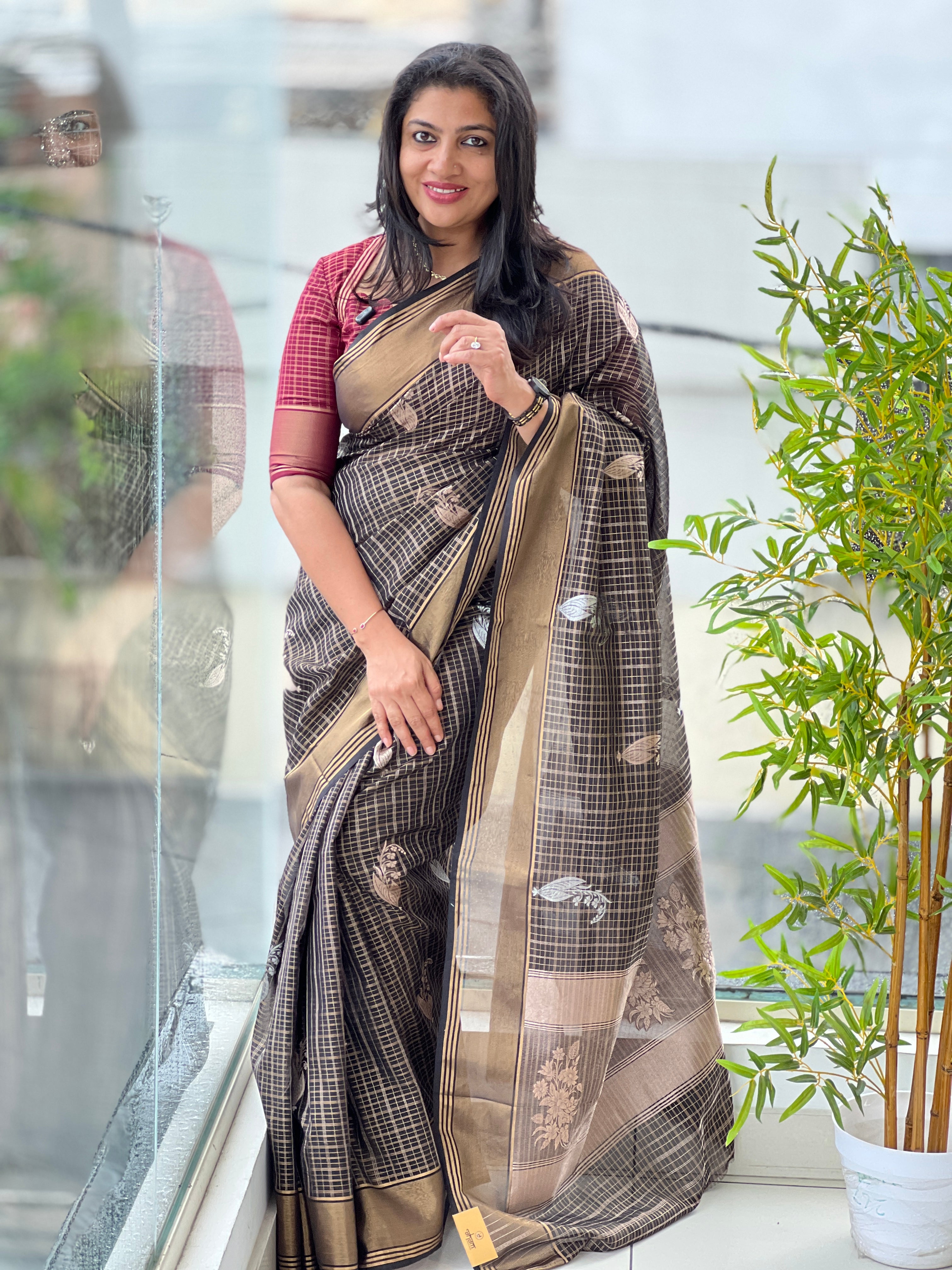 Golden Zari & Scattered Leaf Weaving Banarasi Silk Saree |NN495