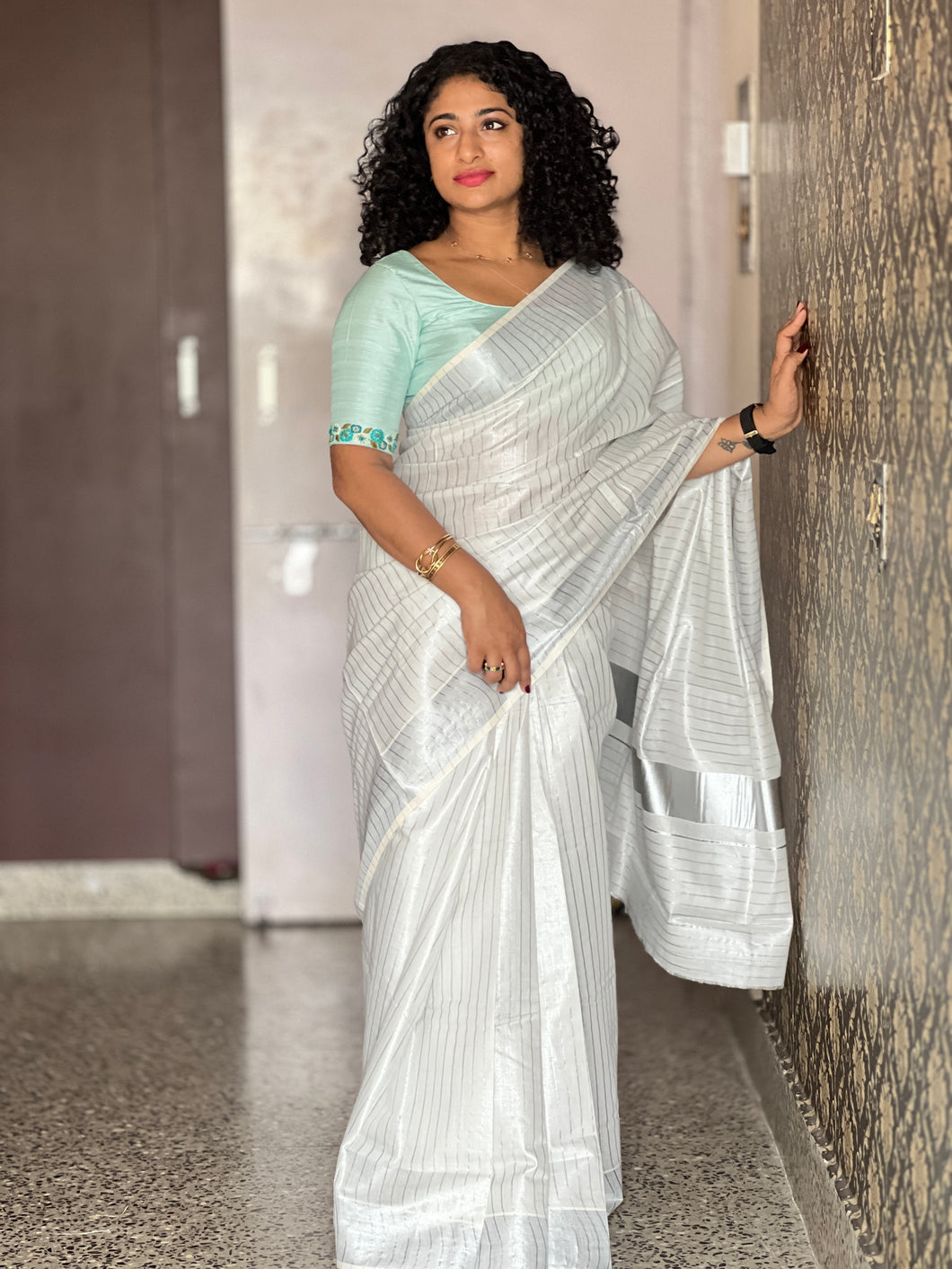 Line Weaving Pattern With Silver Zari Tissue Kerala Saree | GAT124