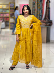 Zardosi & Cut Beads Embroidery Detailed Chanderi Kurta Set | KIA120