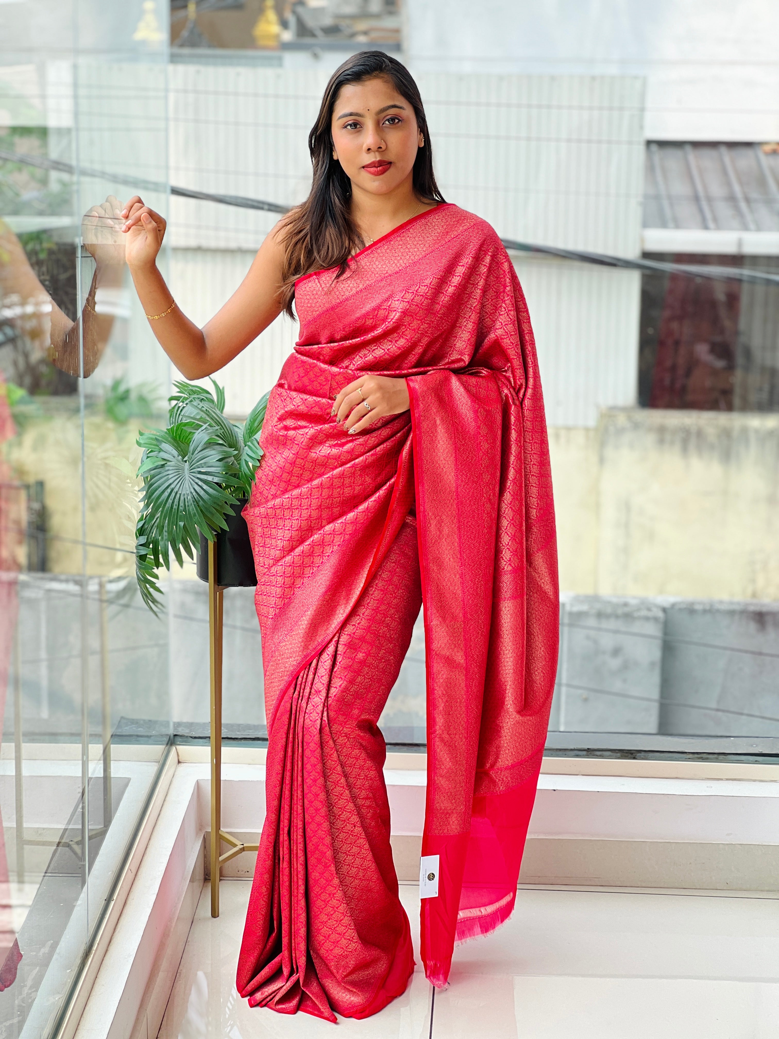 Zari And Thread Woven Banarasi Saree | YNG1045