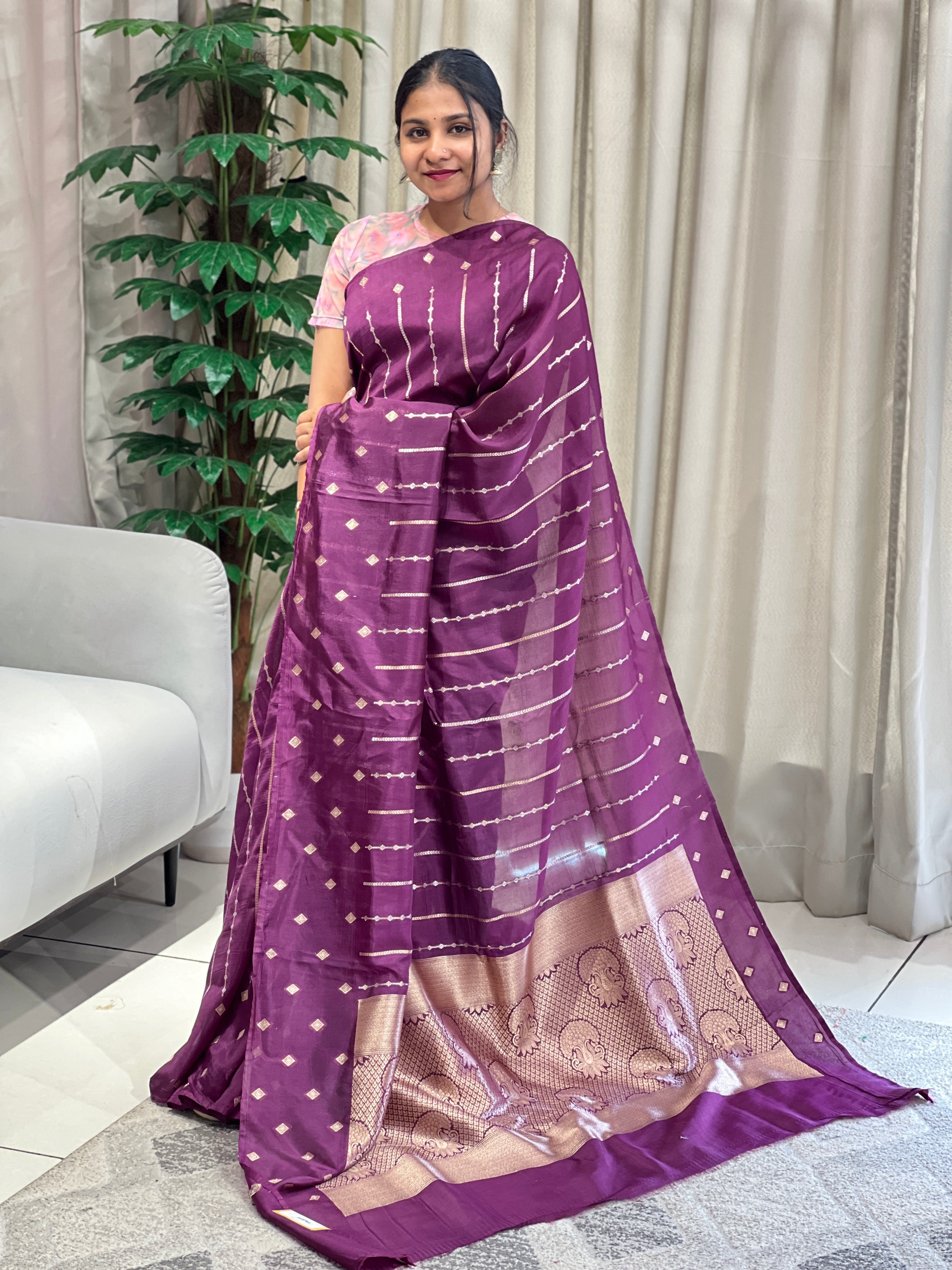 Stripes Patterned Zari Woven Banarasi Saree | NN437