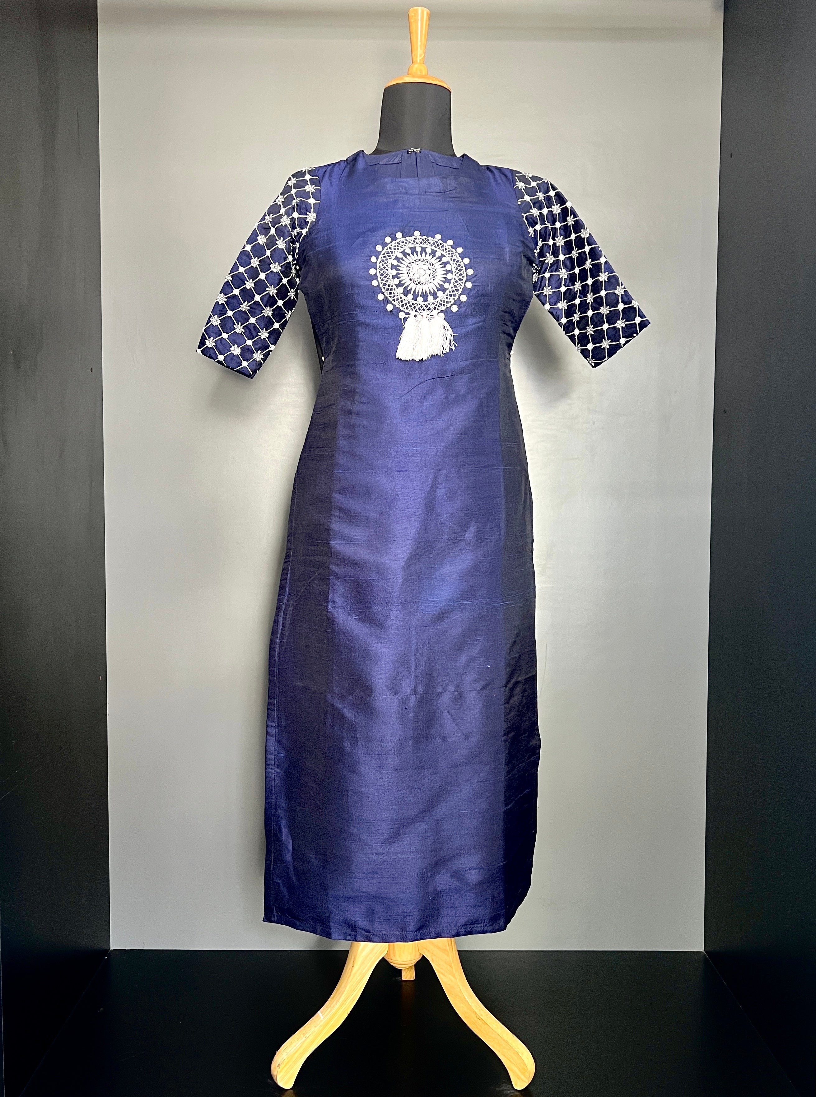 Machine Embroidery Pattern Raw Cotton Kurta | DNT535