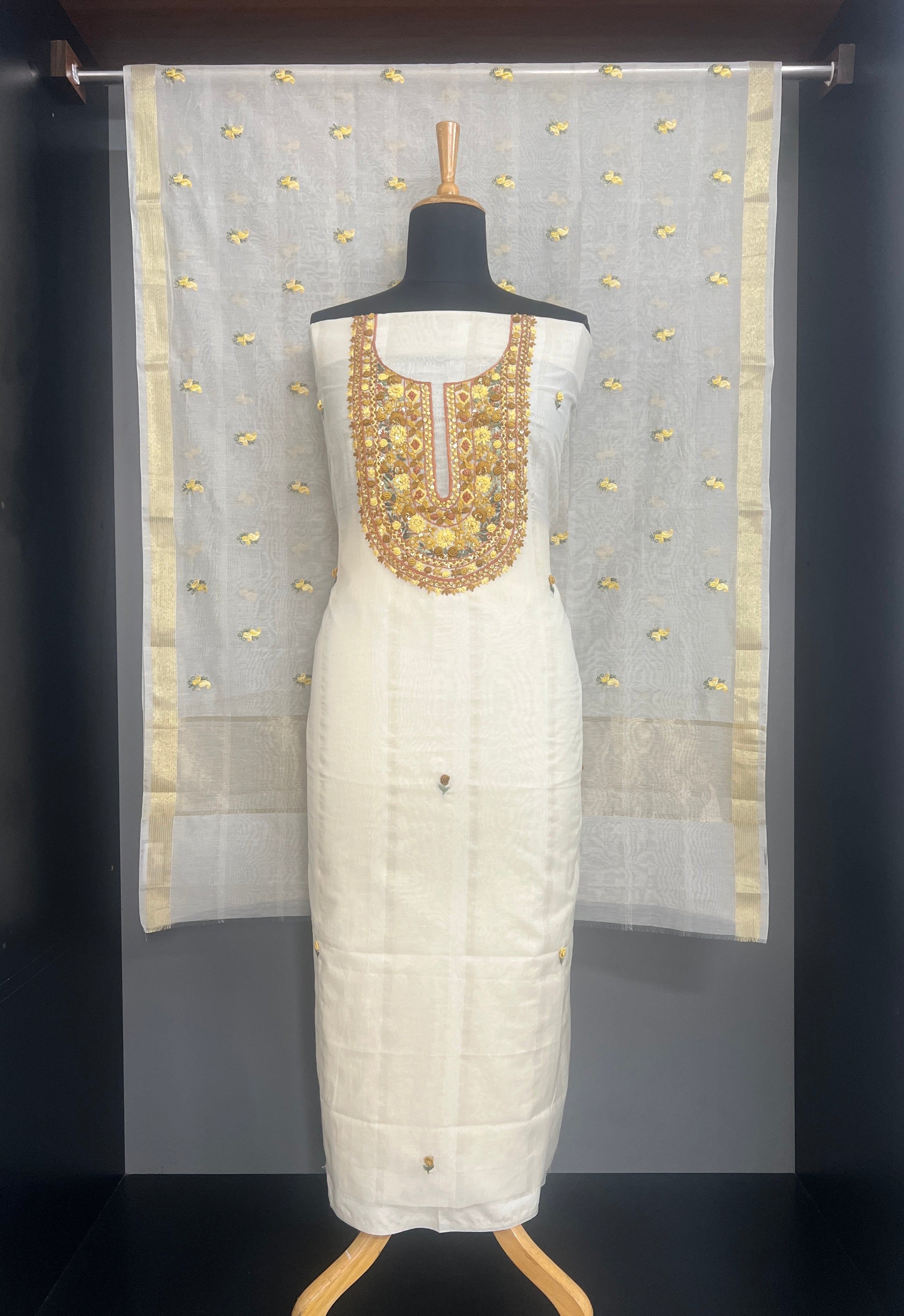 Floral Hand Embroidered Pattern Chnaderi Salwar Set | MM565