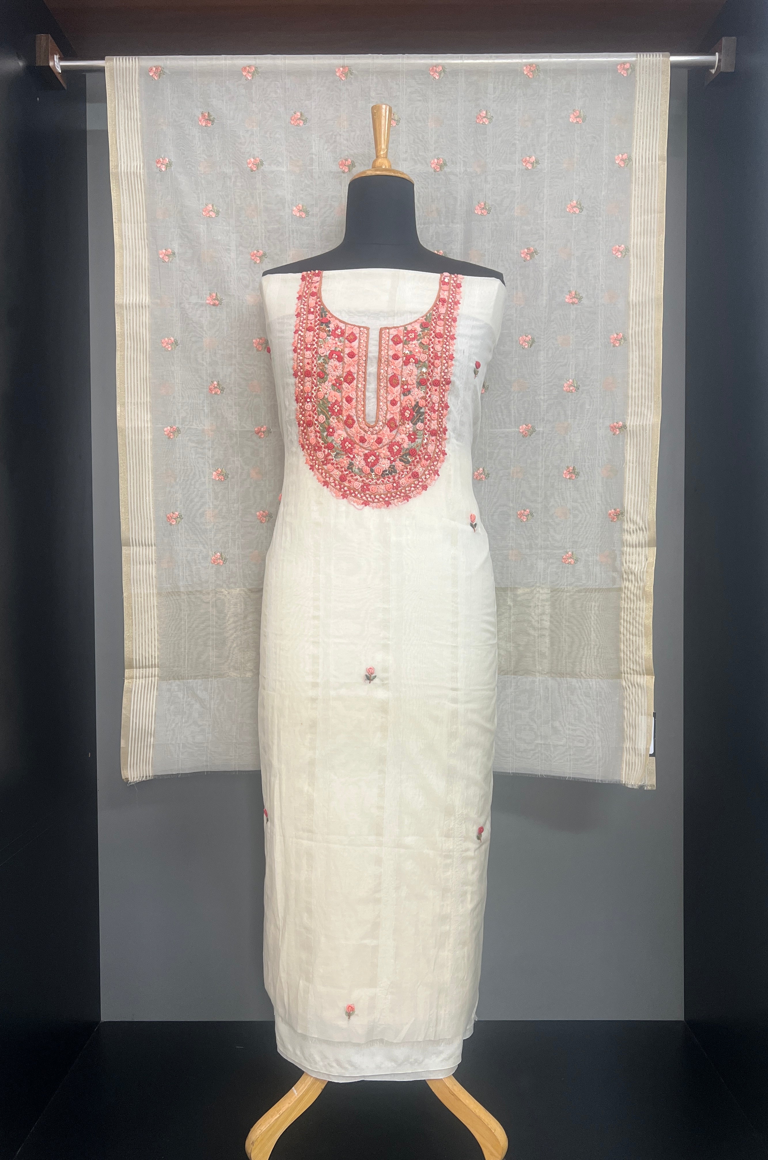 Floral Hand Embroidered Pattern Chnaderi Salwar Set | MM561