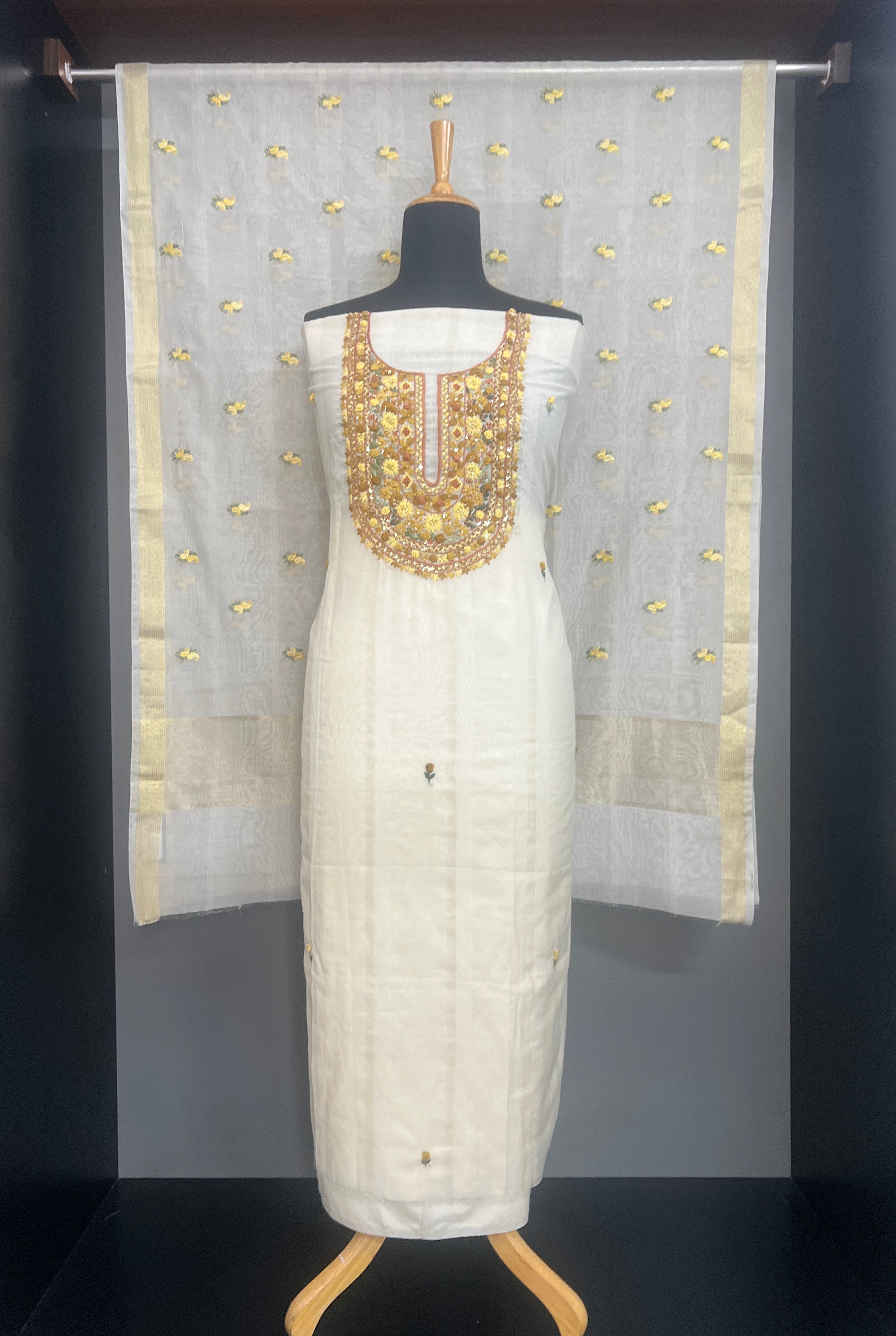 Floral Hand Embroidered Pattern Chnaderi Salwar Set | MM567