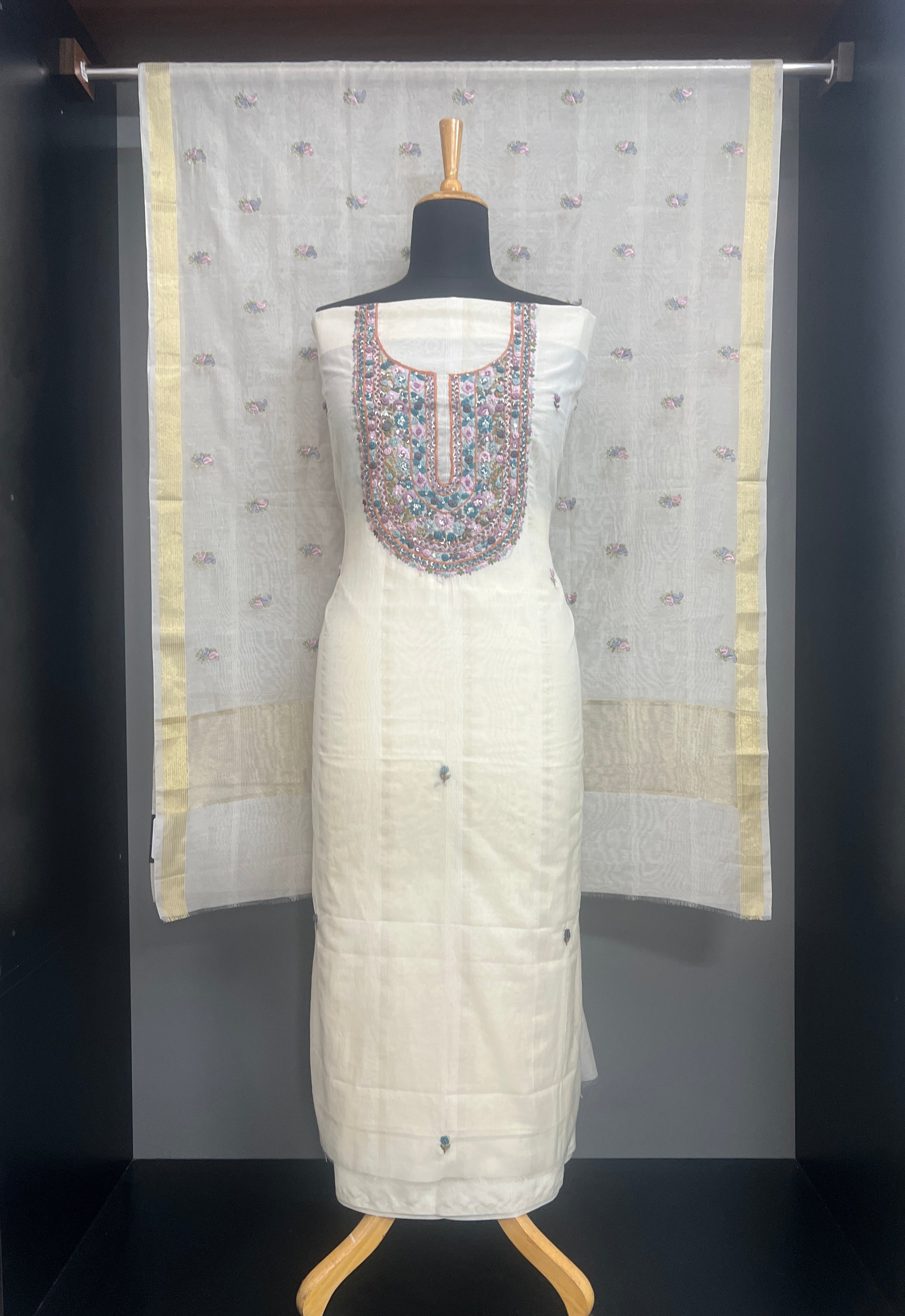 Floral Hand Embroidered Pattern Chnaderi Salwar Set | MM568