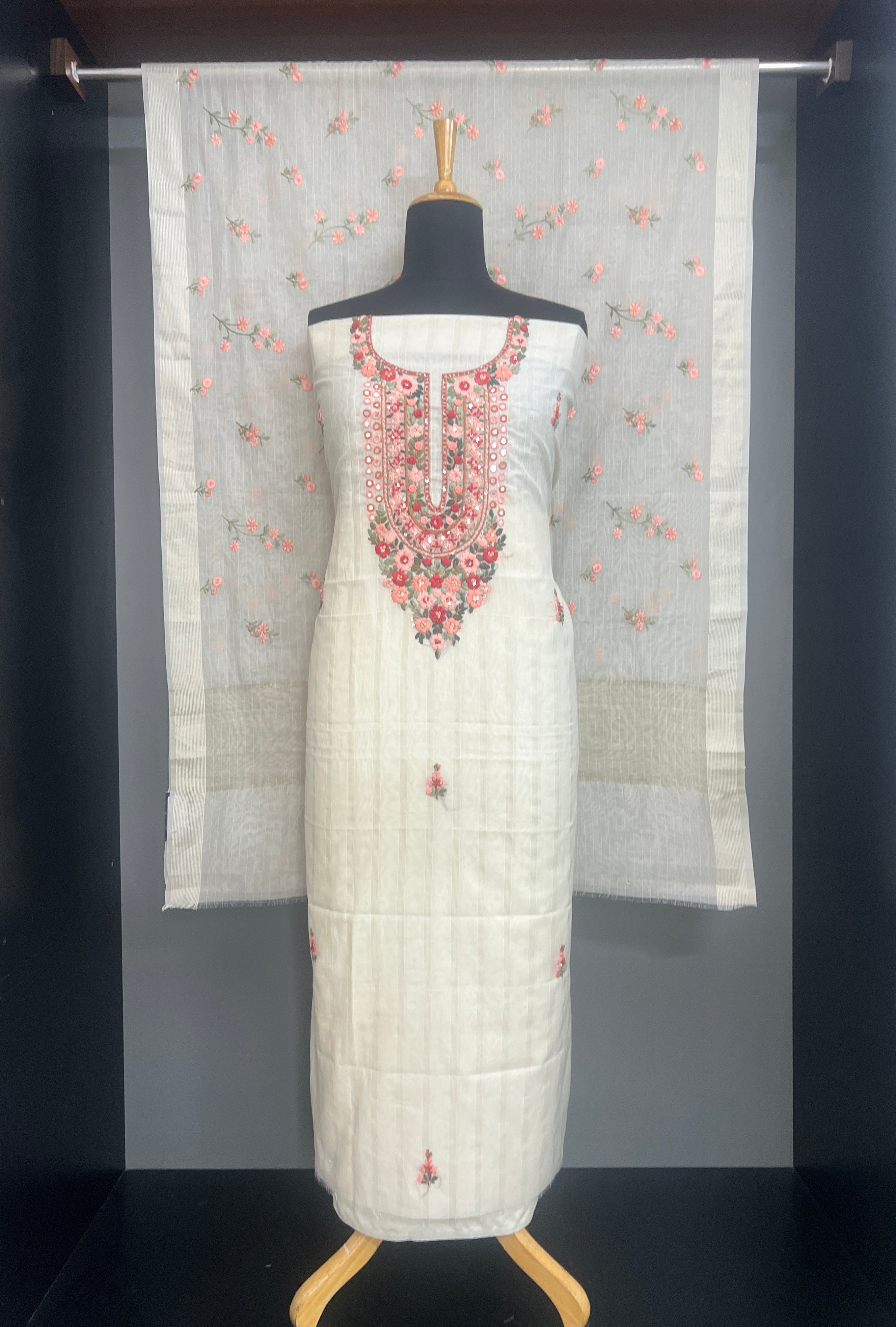 Floral Hand Embroidered Pattern Chnaderi Salwar Set | MM572