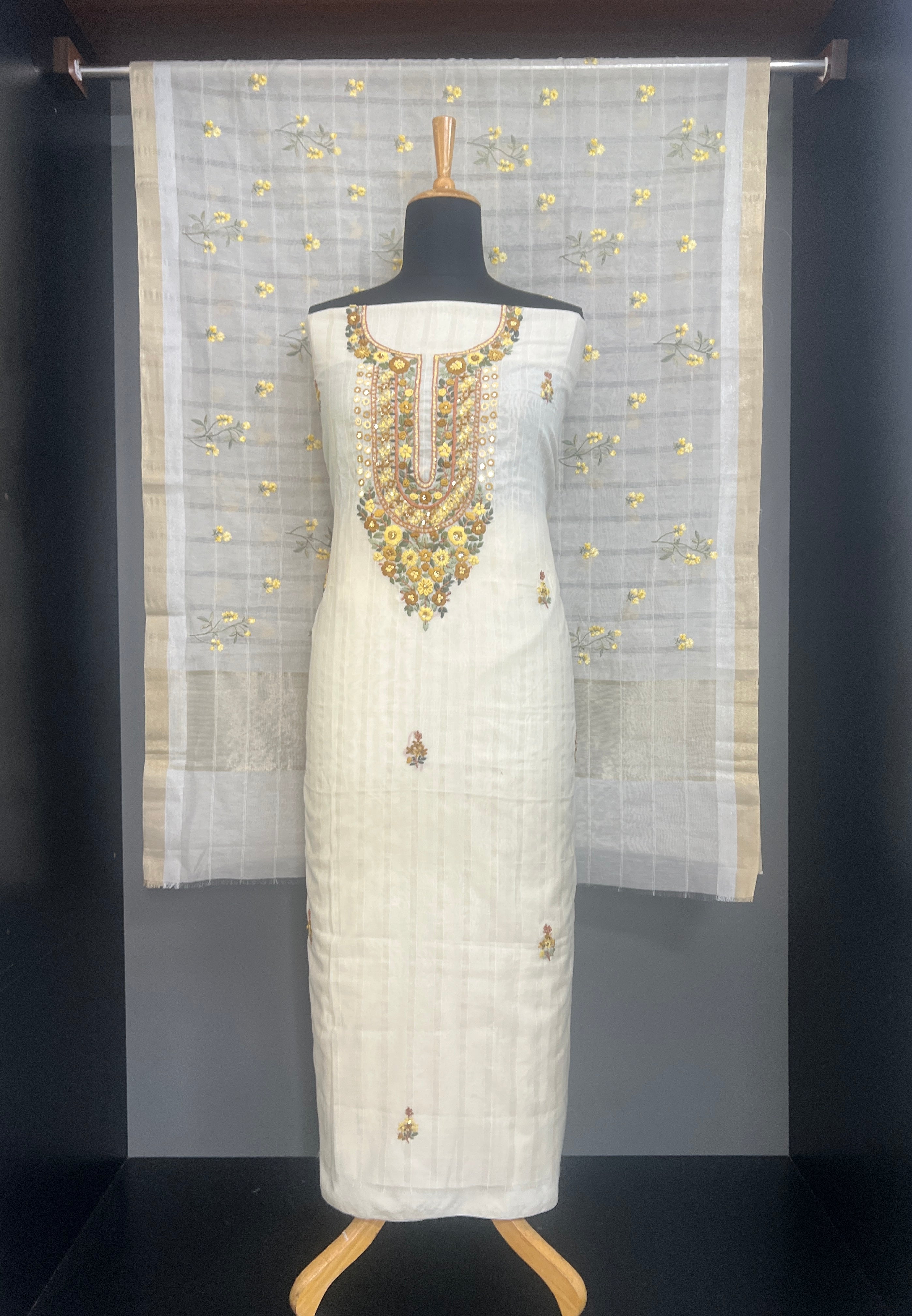 Floral Hand Embroidered Pattern Chnaderi Salwar Set | MM558