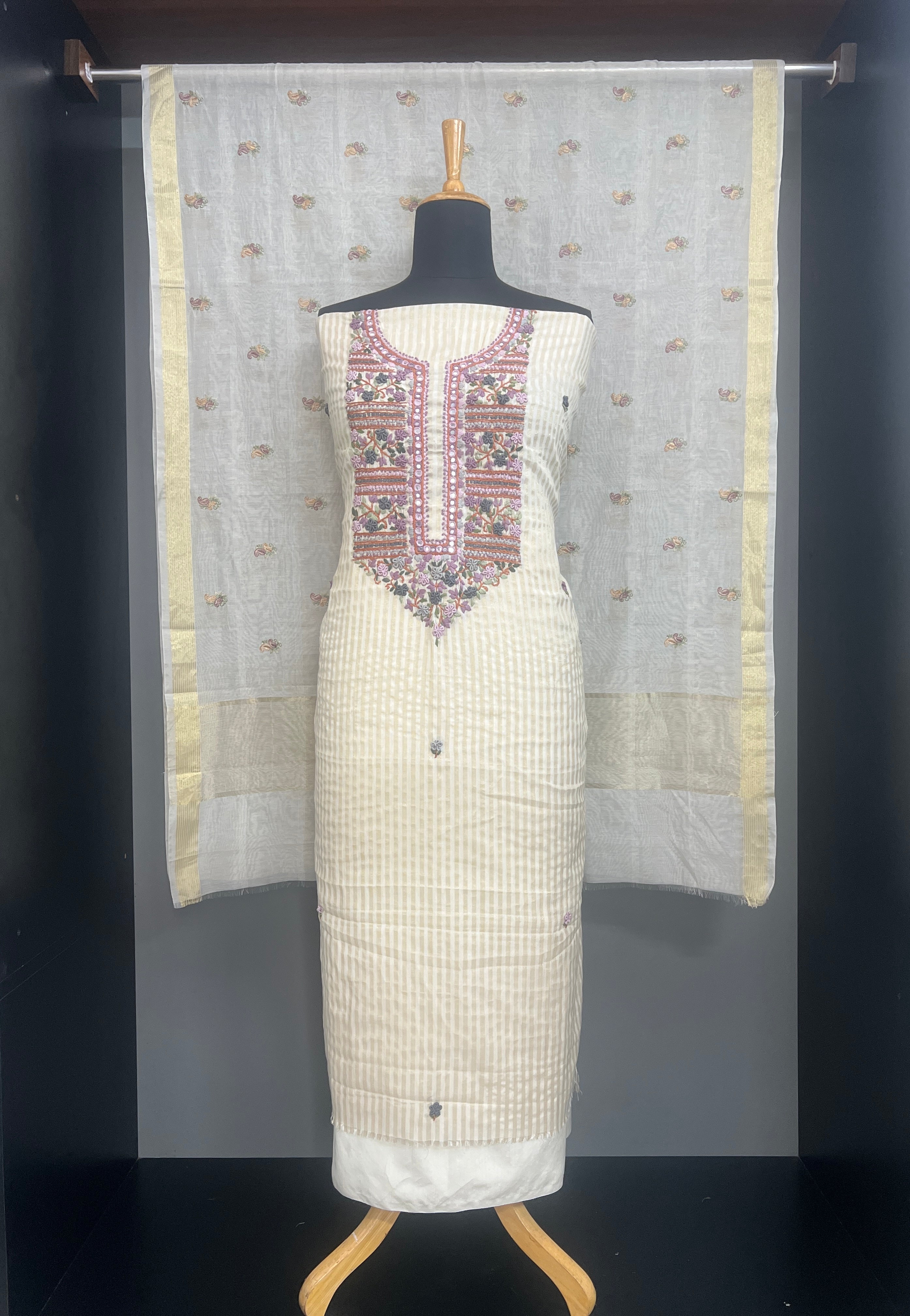 Floral Hand Embroidered Pattern Chnaderi Salwar Set | MM564