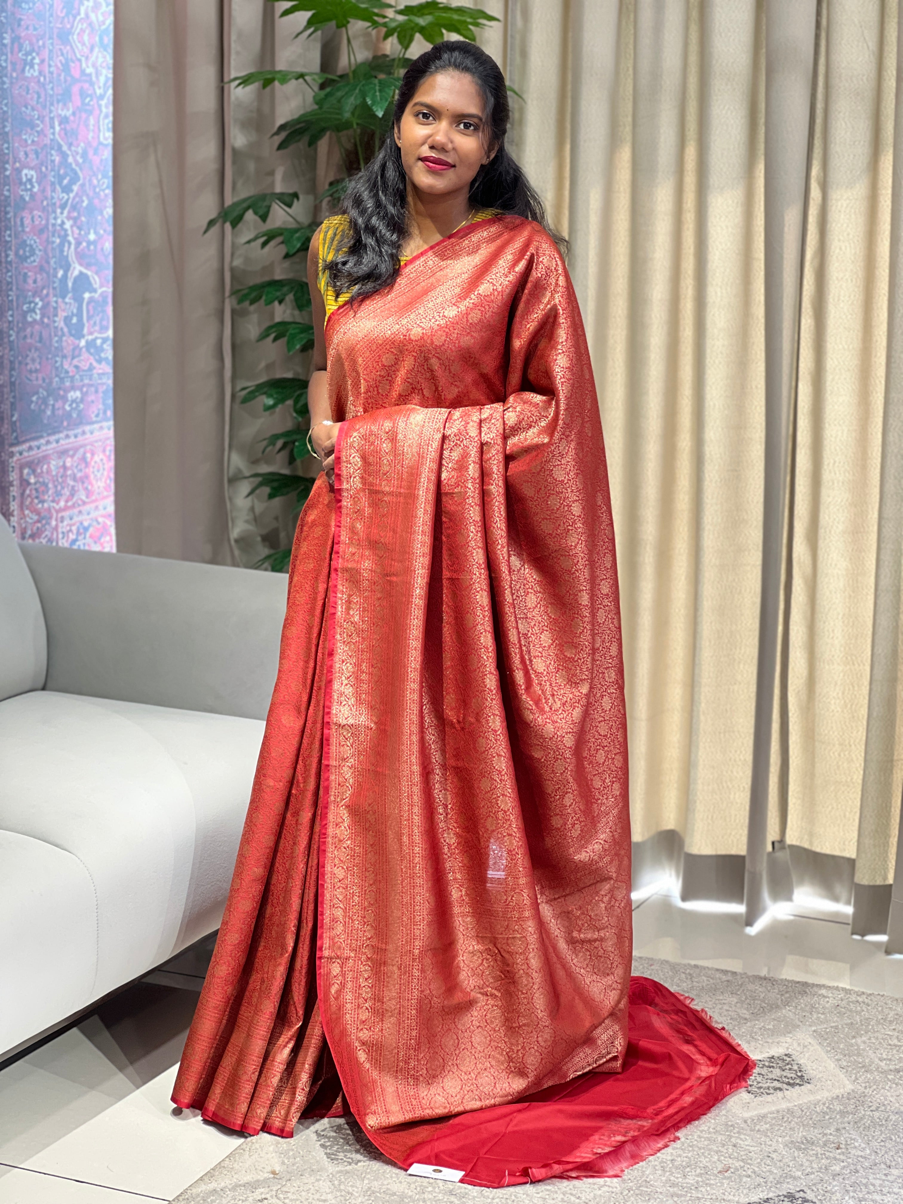Floral Patterned Zari And Thread Woven Banarasi Saree | YNG1052