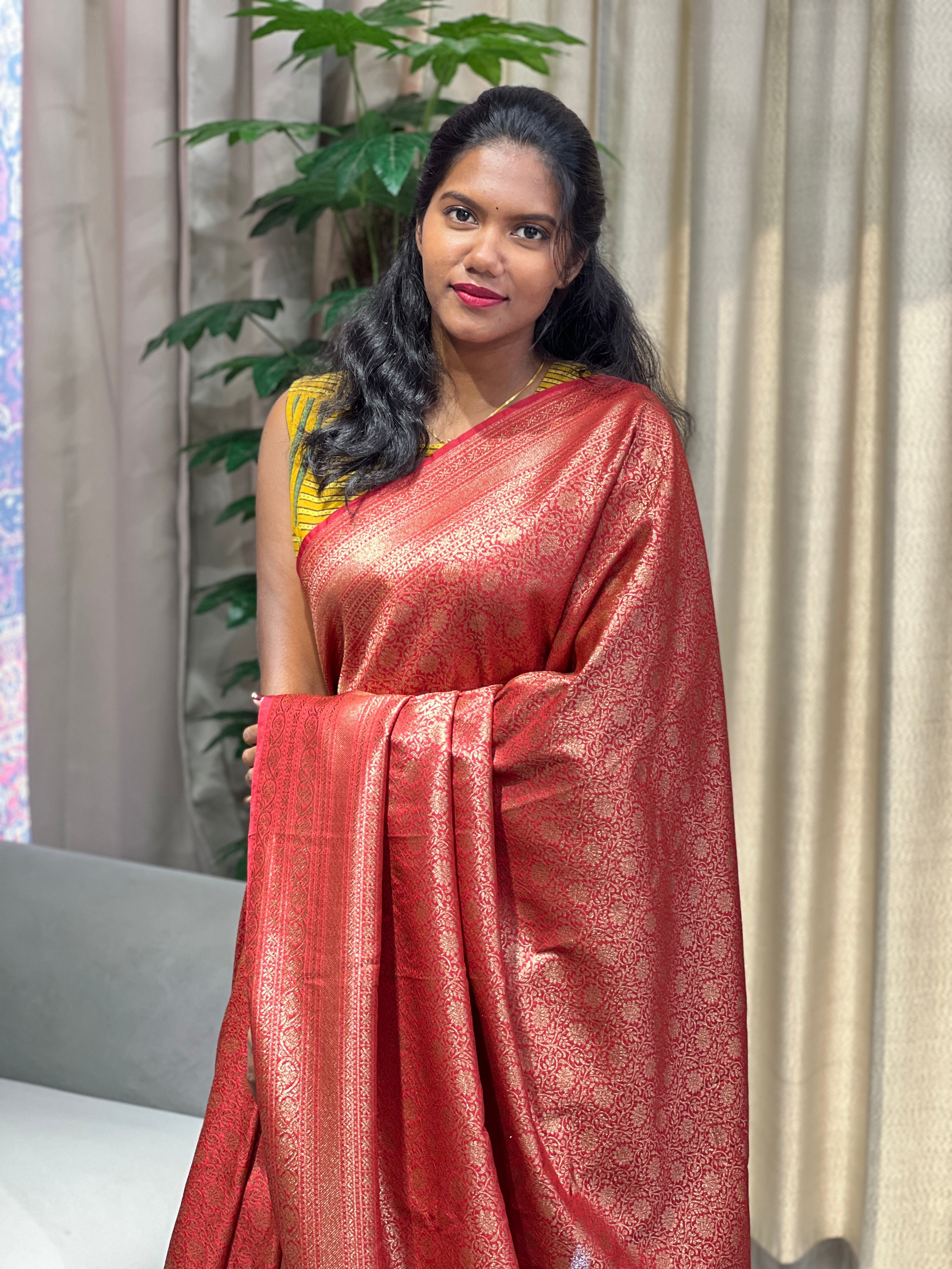 Floral Patterned Zari And Thread Woven Banarasi Saree | YNG1052