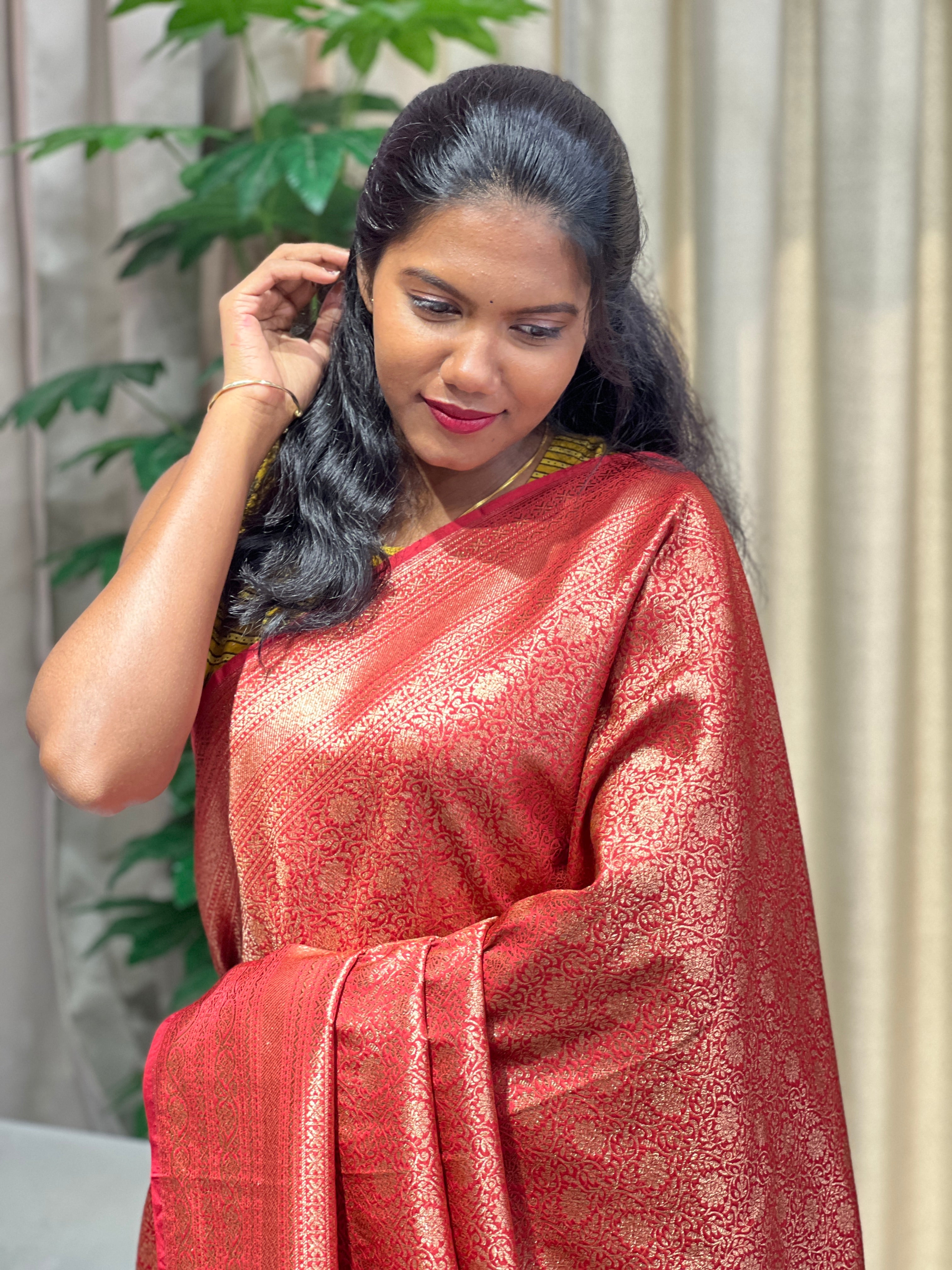 Floral Patterned Zari And Thread Woven Banarasi Saree | YNG1052