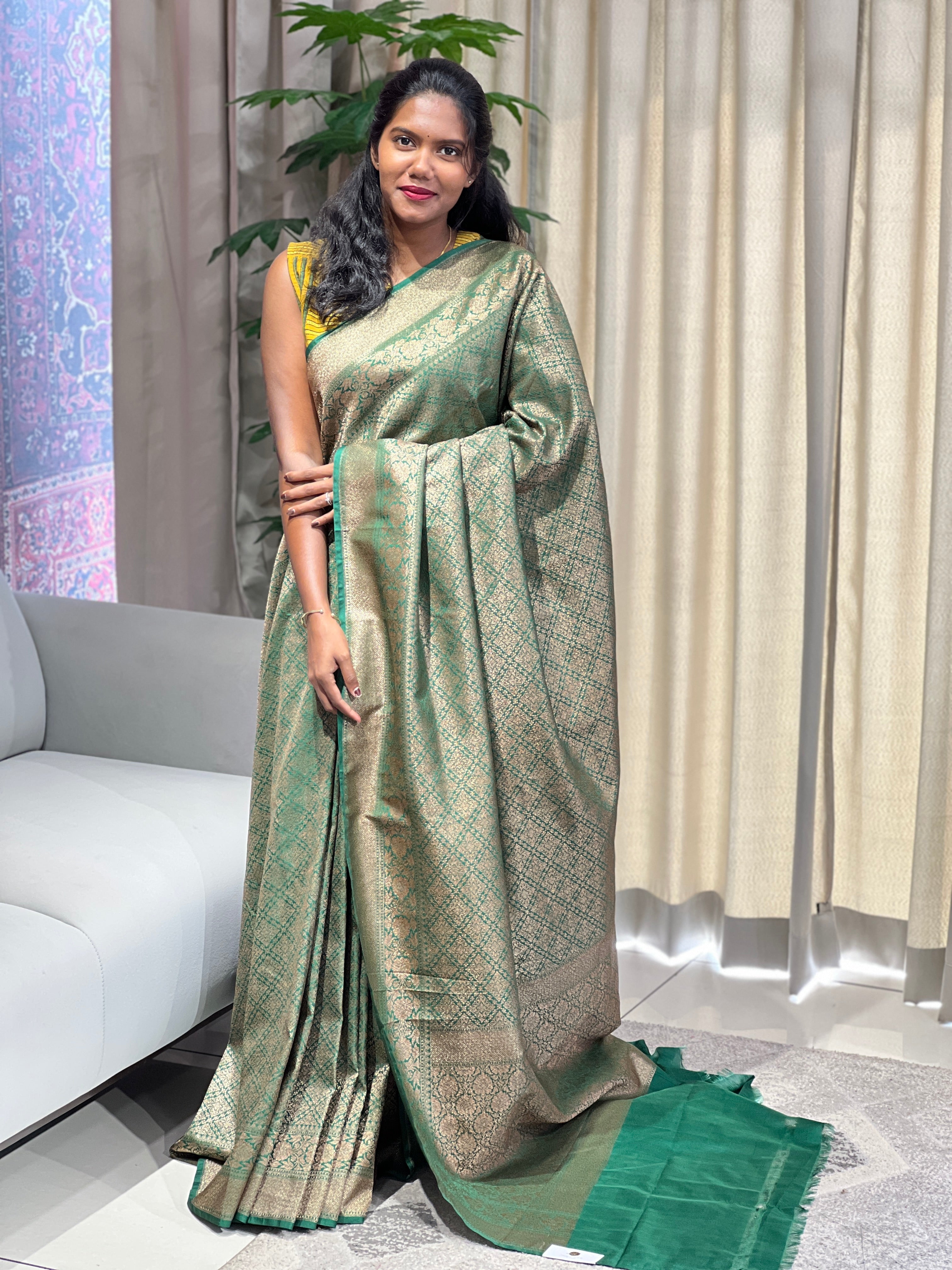 Geometrical Patterned Zari And Thread Woven Banarasi Saree | YNG1066