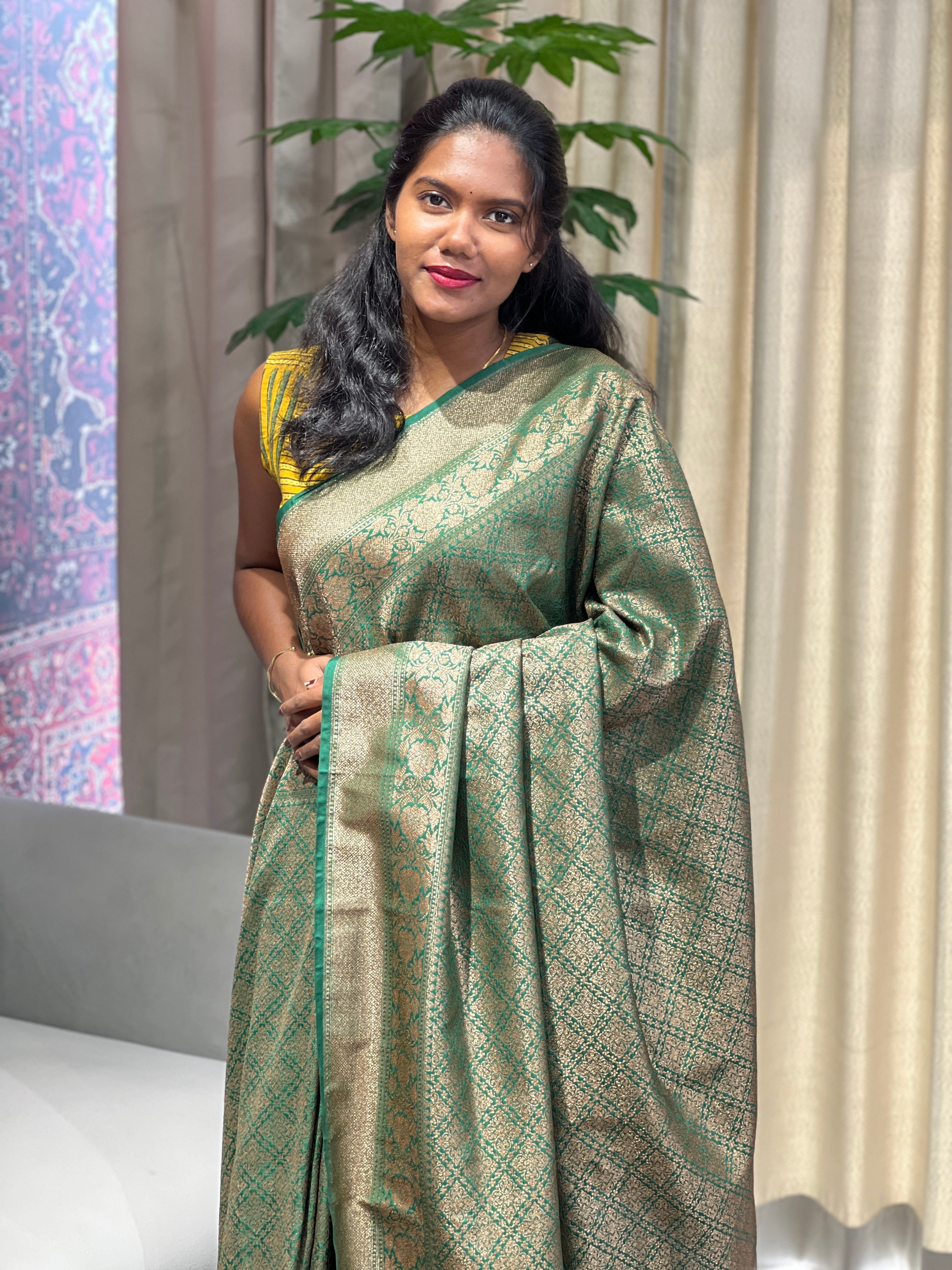 Geometrical Patterned Zari And Thread Woven Banarasi Saree | YNG1066