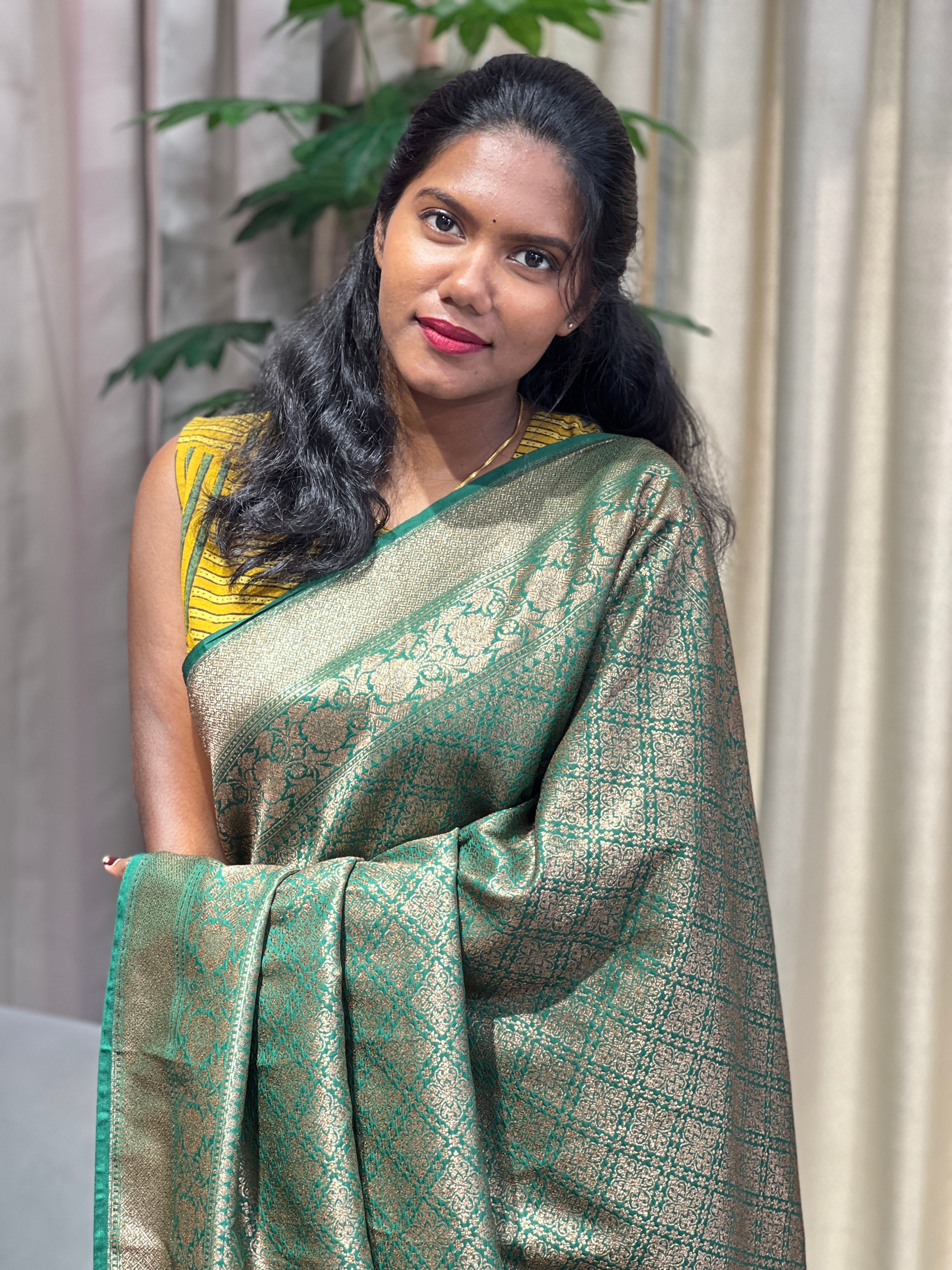 Geometrical Patterned Zari And Thread Woven Banarasi Saree | YNG1066
