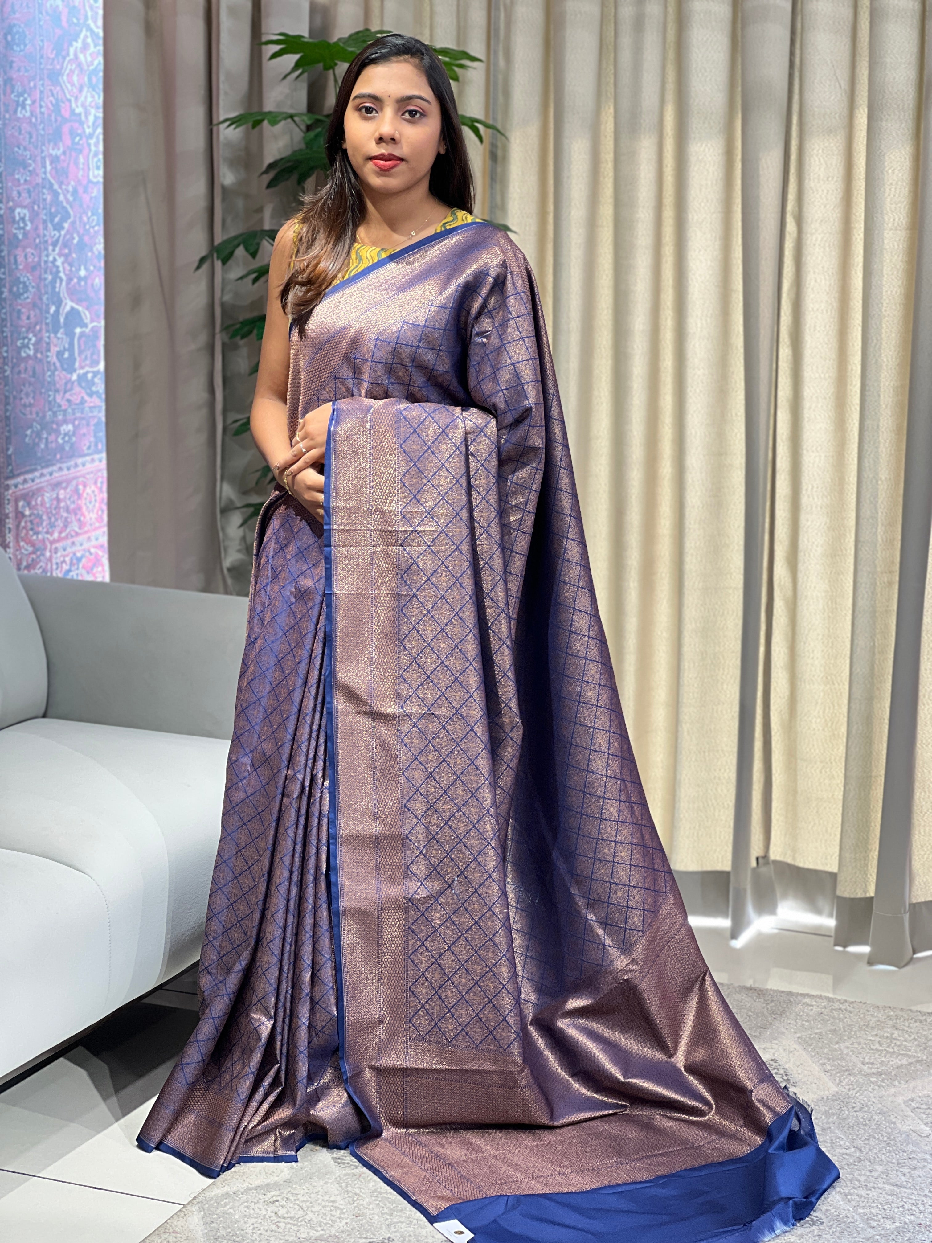 Geometrical Patterned Zari And Thread Woven Banarasi Saree | YNG1047