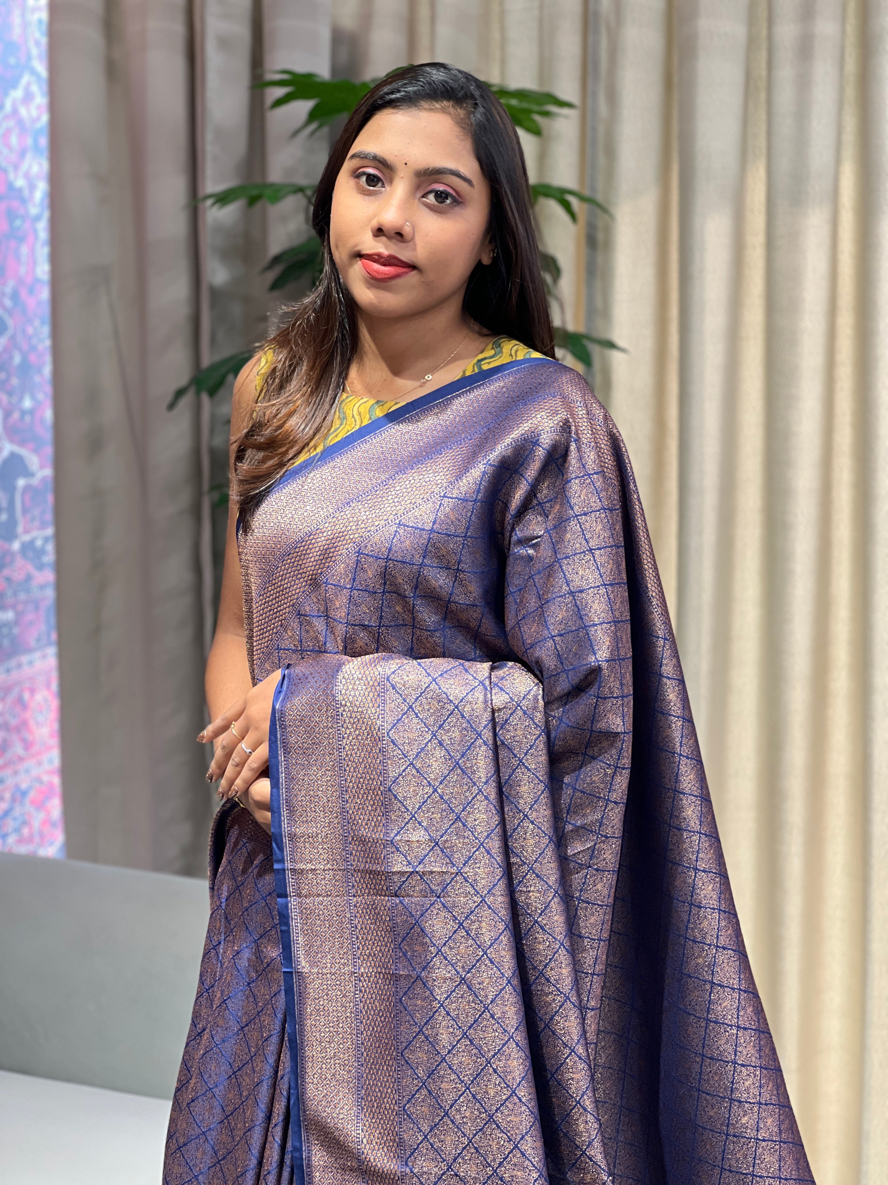 Geometrical Patterned Zari And Thread Woven Banarasi Saree | YNG1047
