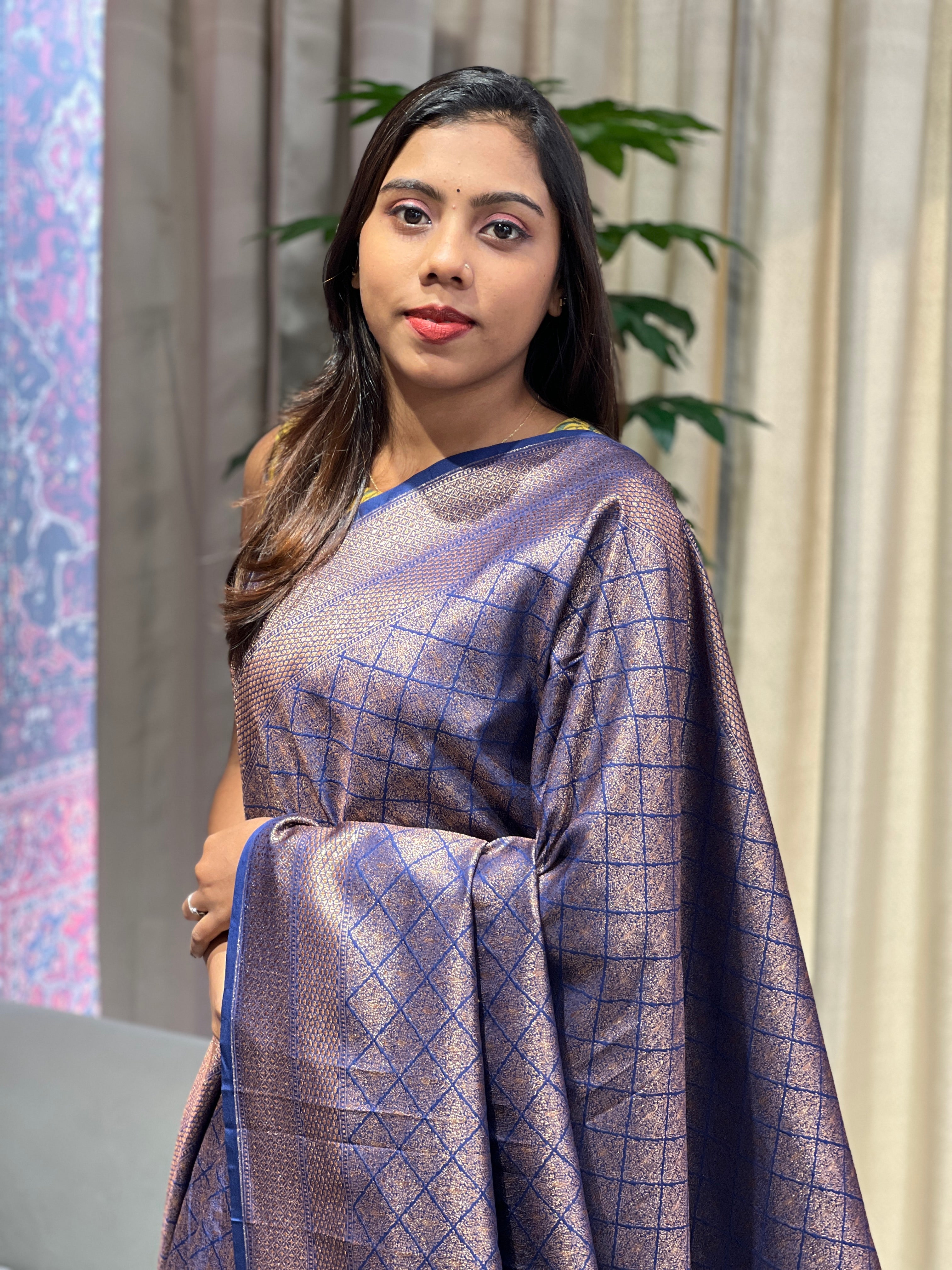 Geometrical Patterned Zari And Thread Woven Banarasi Saree | YNG1047