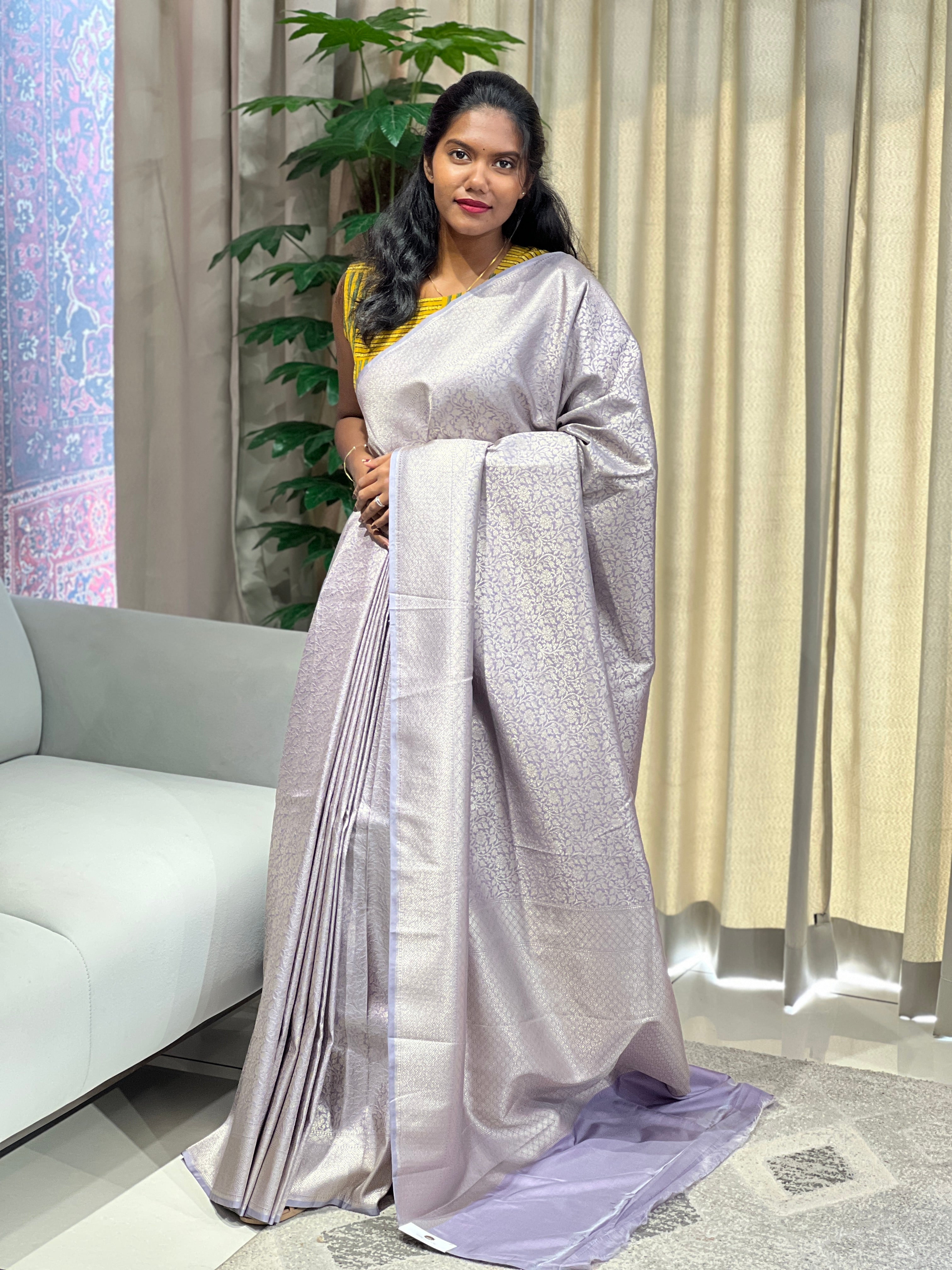 Silver Zari And Thread Woven Banarasi Saree |YNG1051
