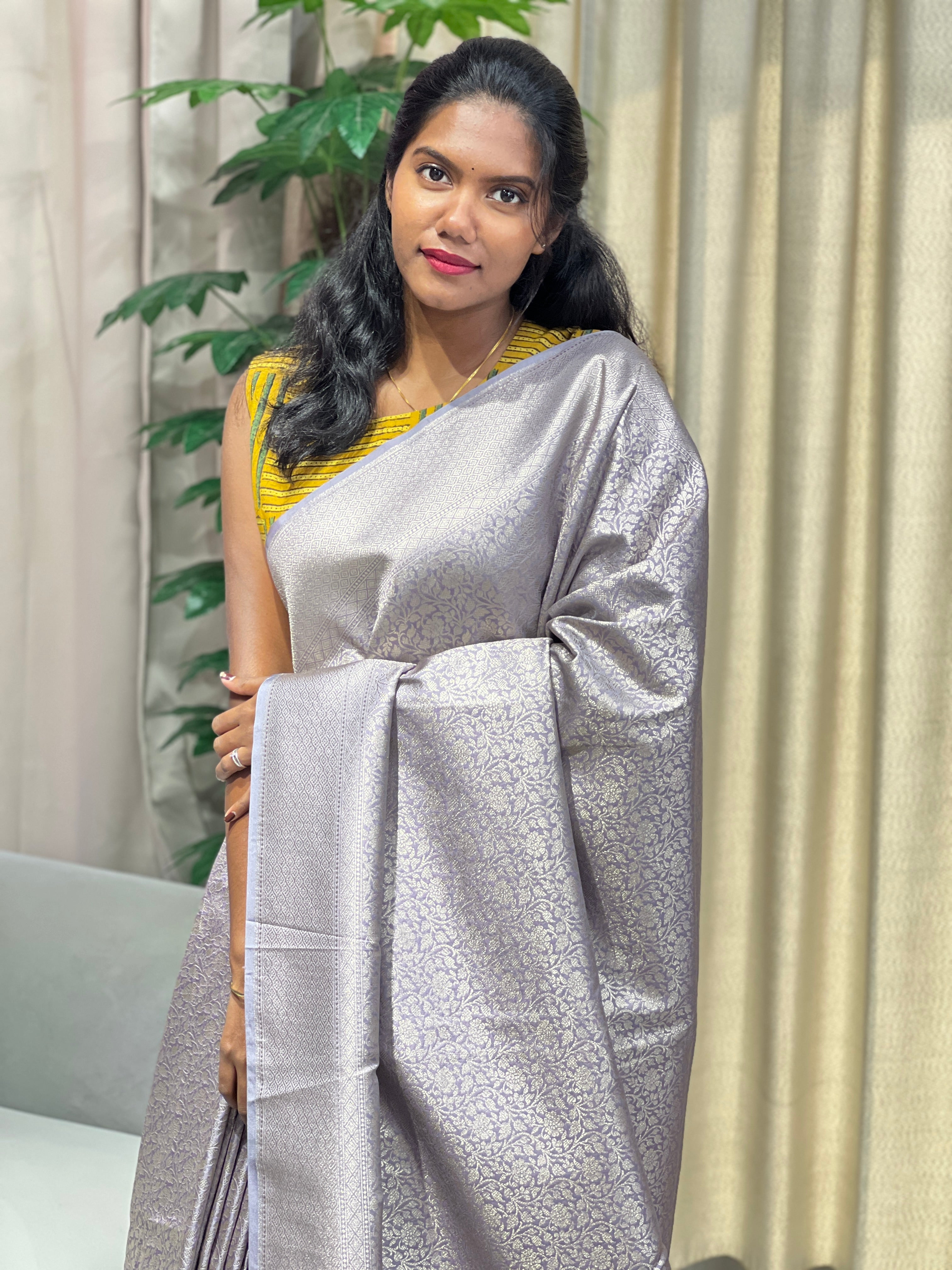 Silver Zari And Thread Woven Banarasi Saree |YNG1051