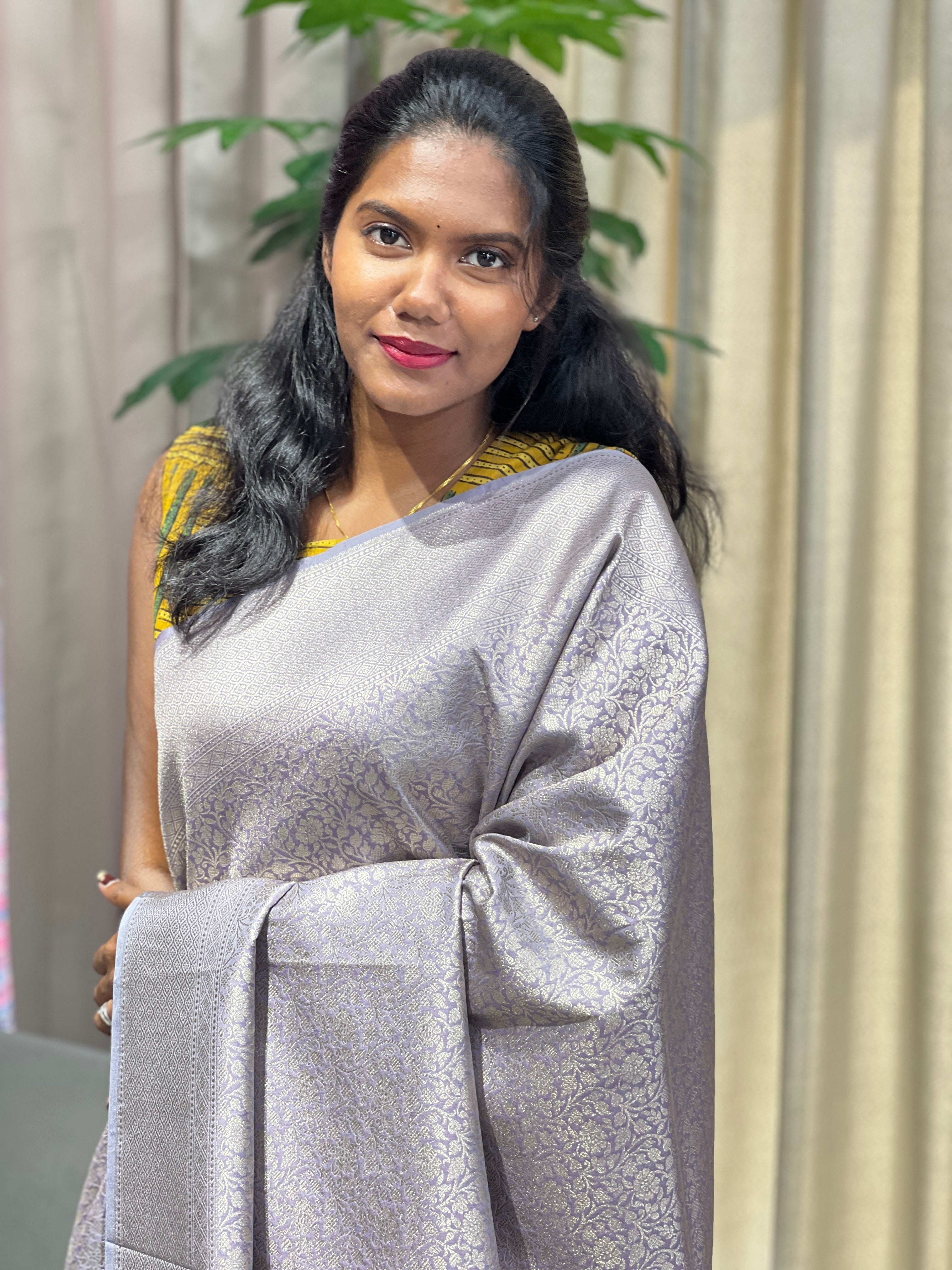 Silver Zari And Thread Woven Banarasi Saree |YNG1051