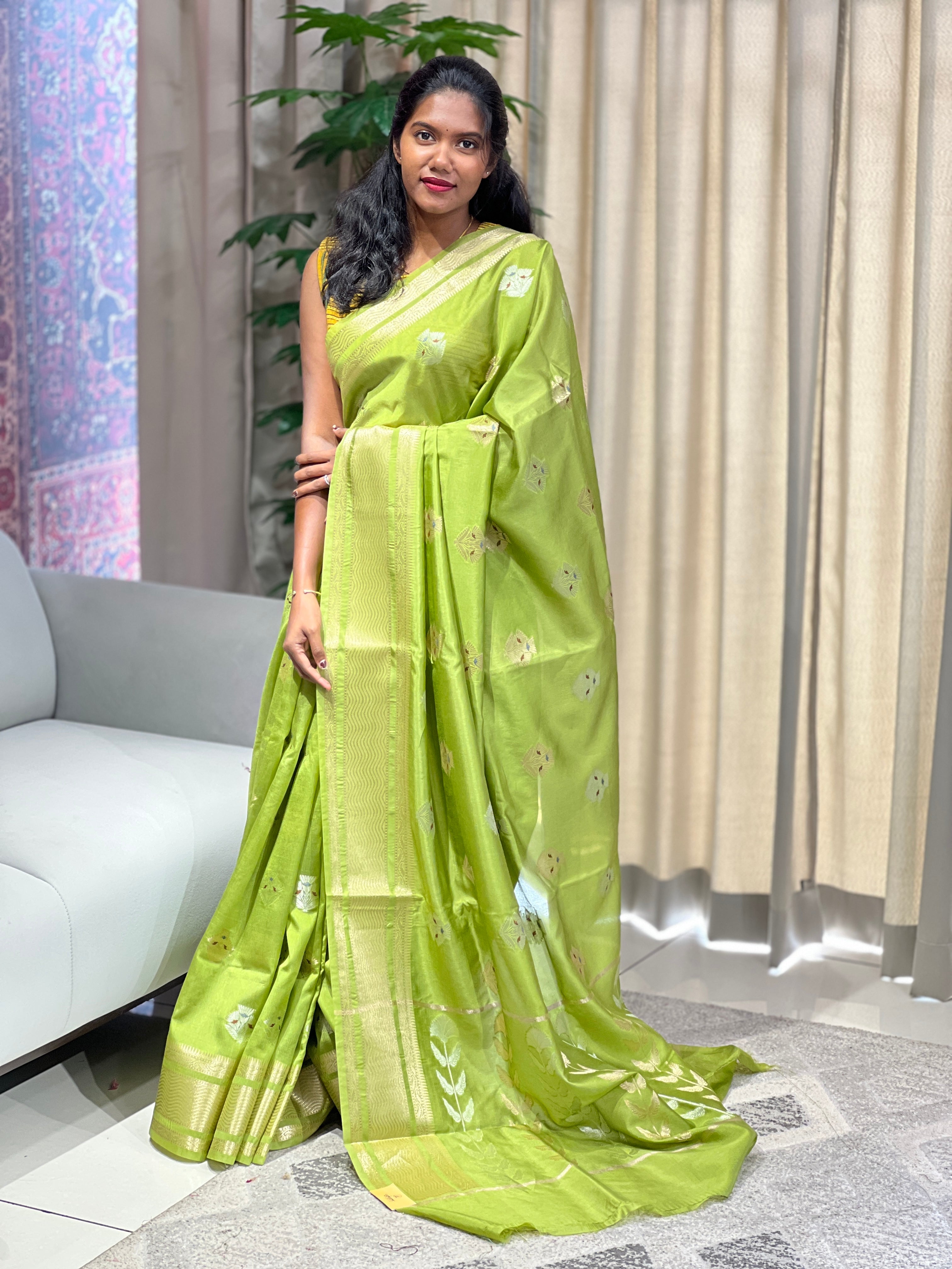 Zari And Thread Woven Banarasi Saree | NN424