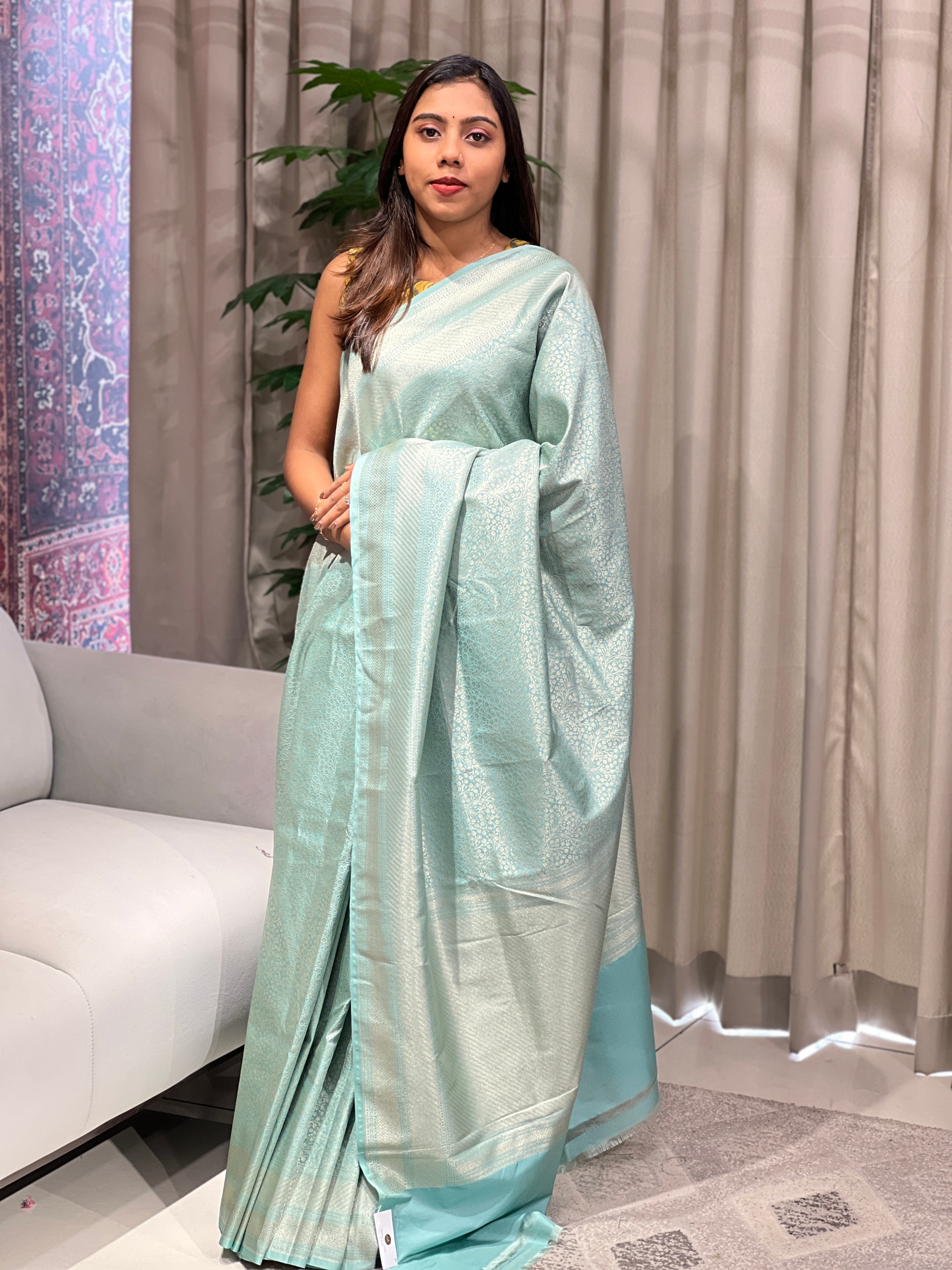 Floral Jaal Patterned Zari Woven Banarasi Saree | YNG1056