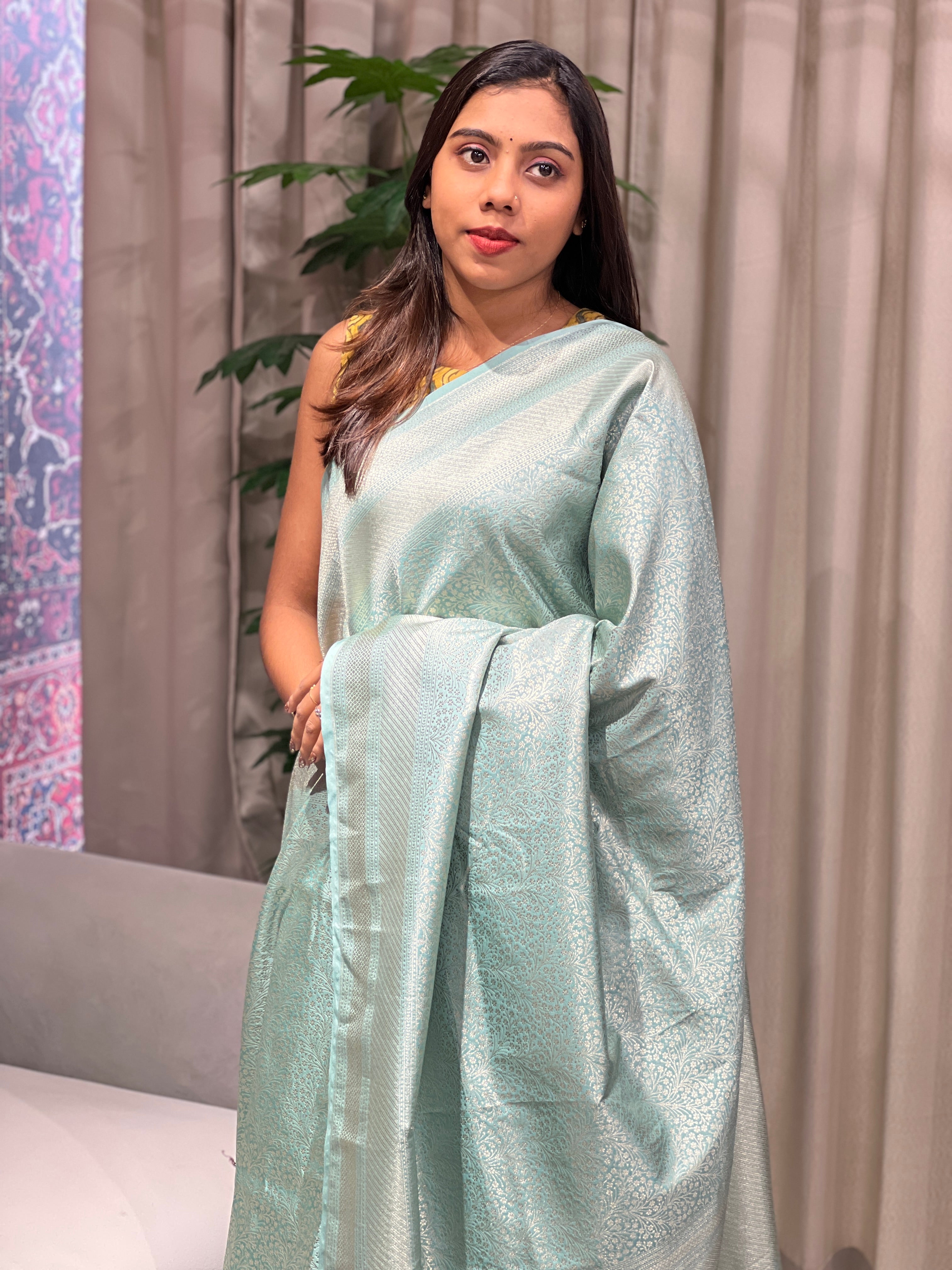 Floral Jaal Patterned Zari Woven Banarasi Saree | YNG1056