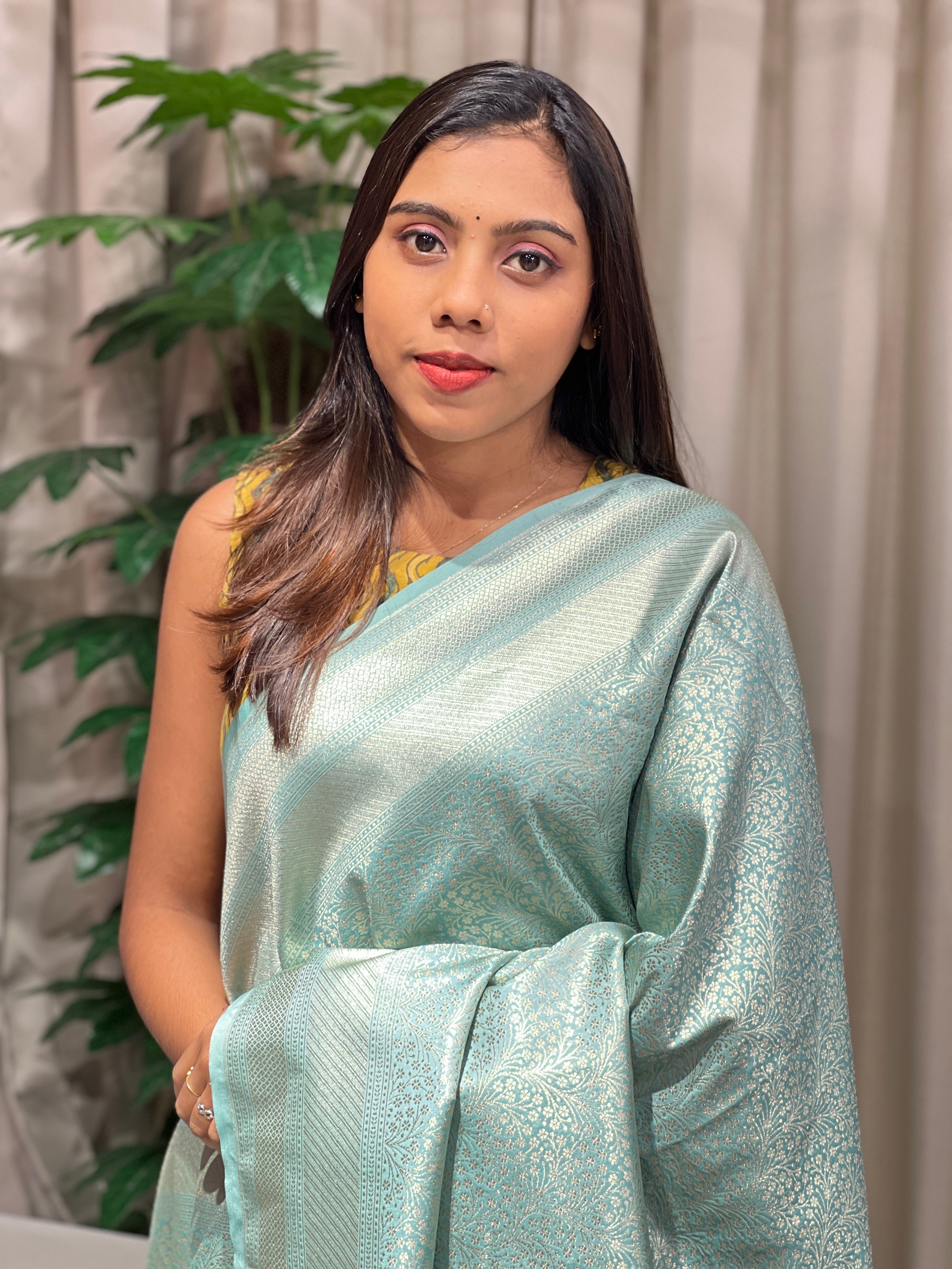 Floral Jaal Patterned Zari Woven Banarasi Saree | YNG1056