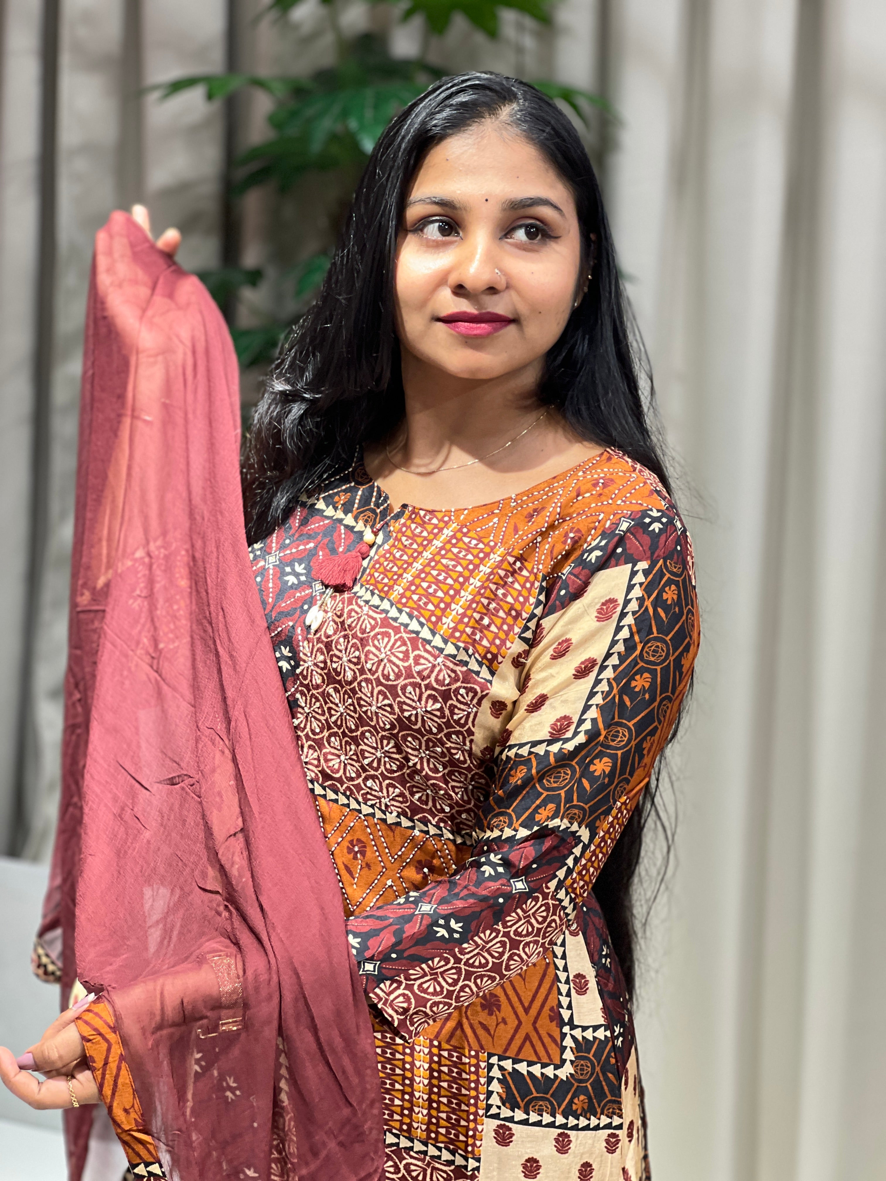 Geometric Print Detailed Muslin Kurta Set | FW374