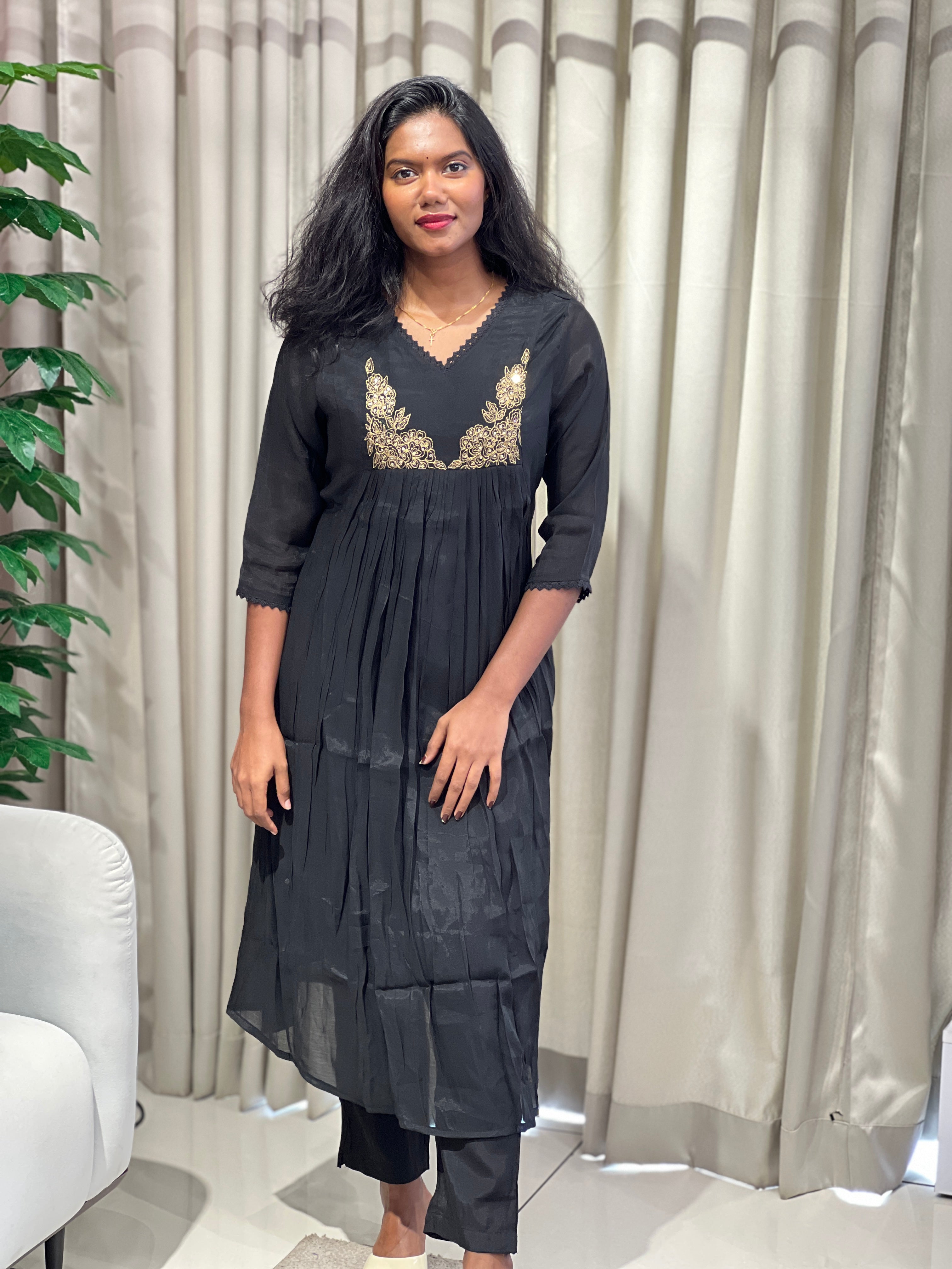 Hand Embroidery Detailed Mul Chanderi Kurta Set | SRF147