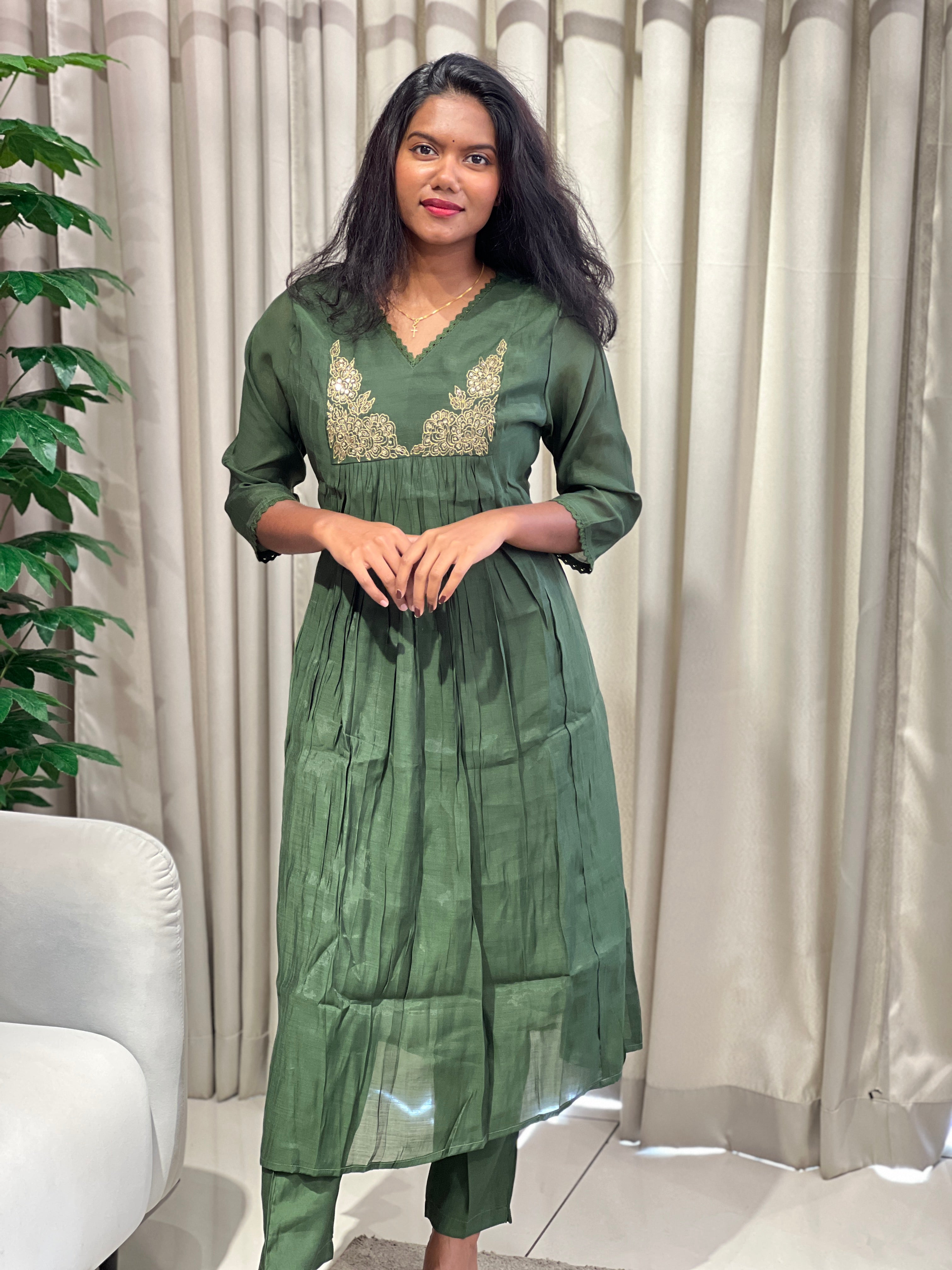 Hand Embroidery Detailed Mul Chanderi Kurta Set | SRF146