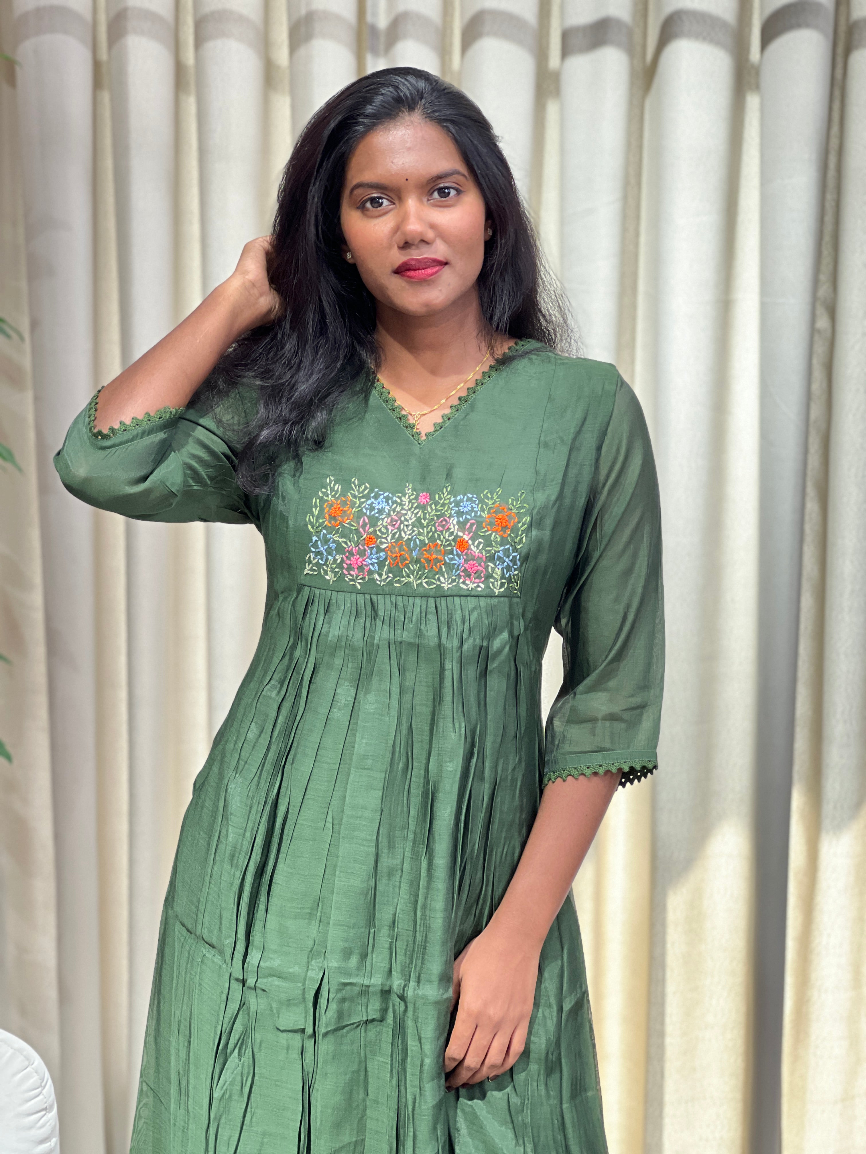 Embroidery Detailed Chanderi Finish Kurta Set | SRF150