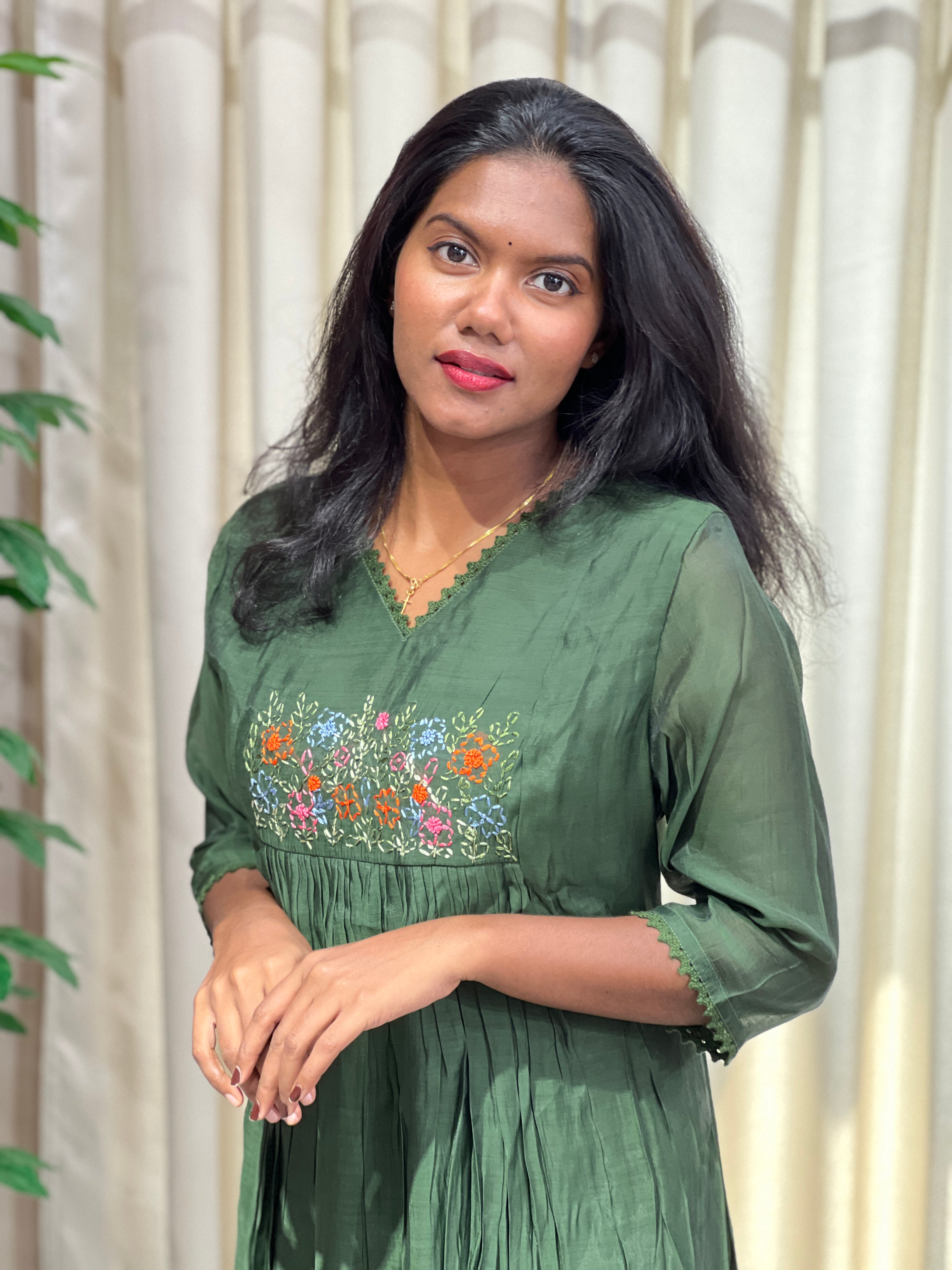 Embroidery Detailed Chanderi Finish Kurta Set | SRF150