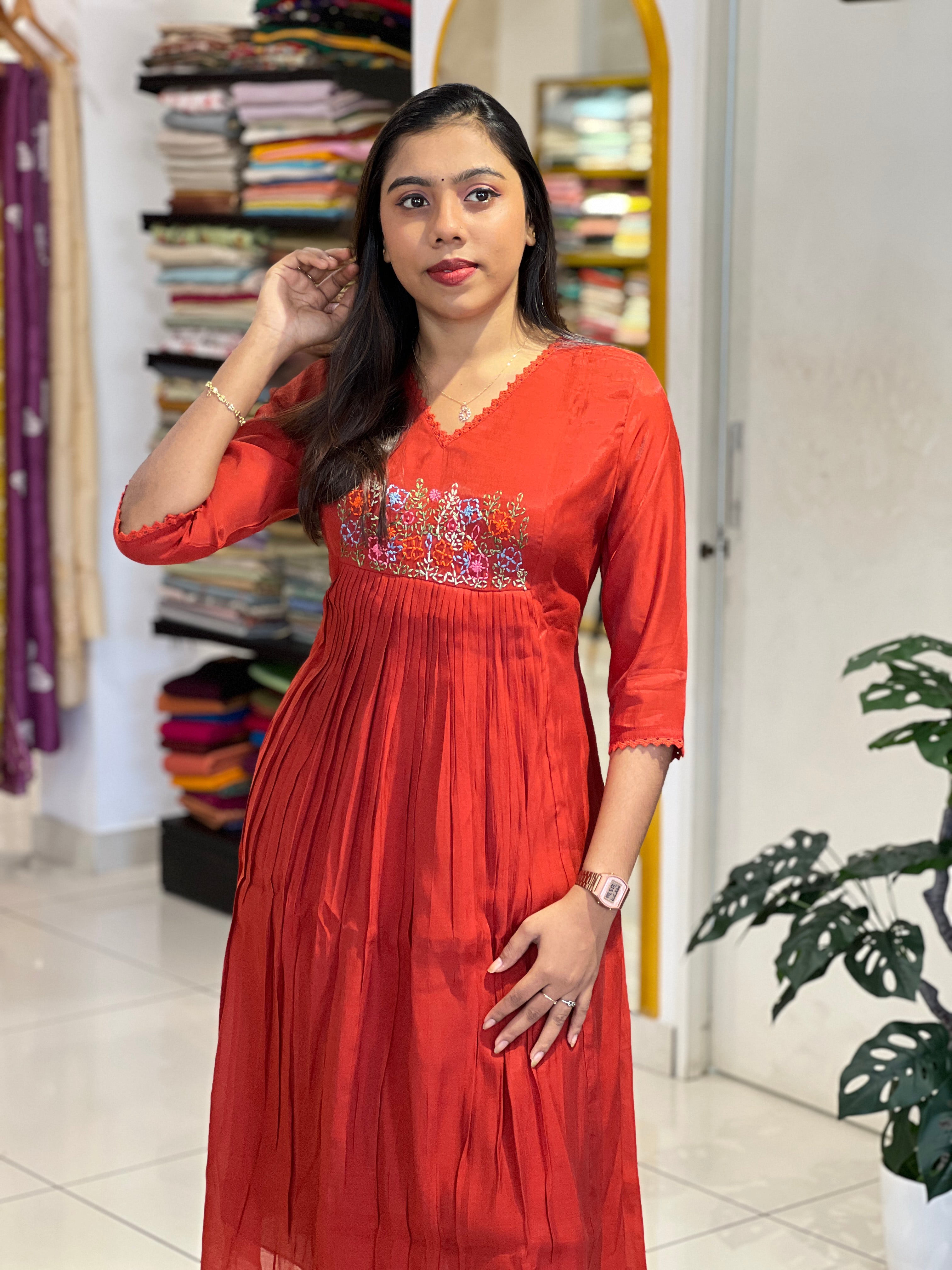 Embroidery Detailed Chanderi Finish Kurta Set | SRF153