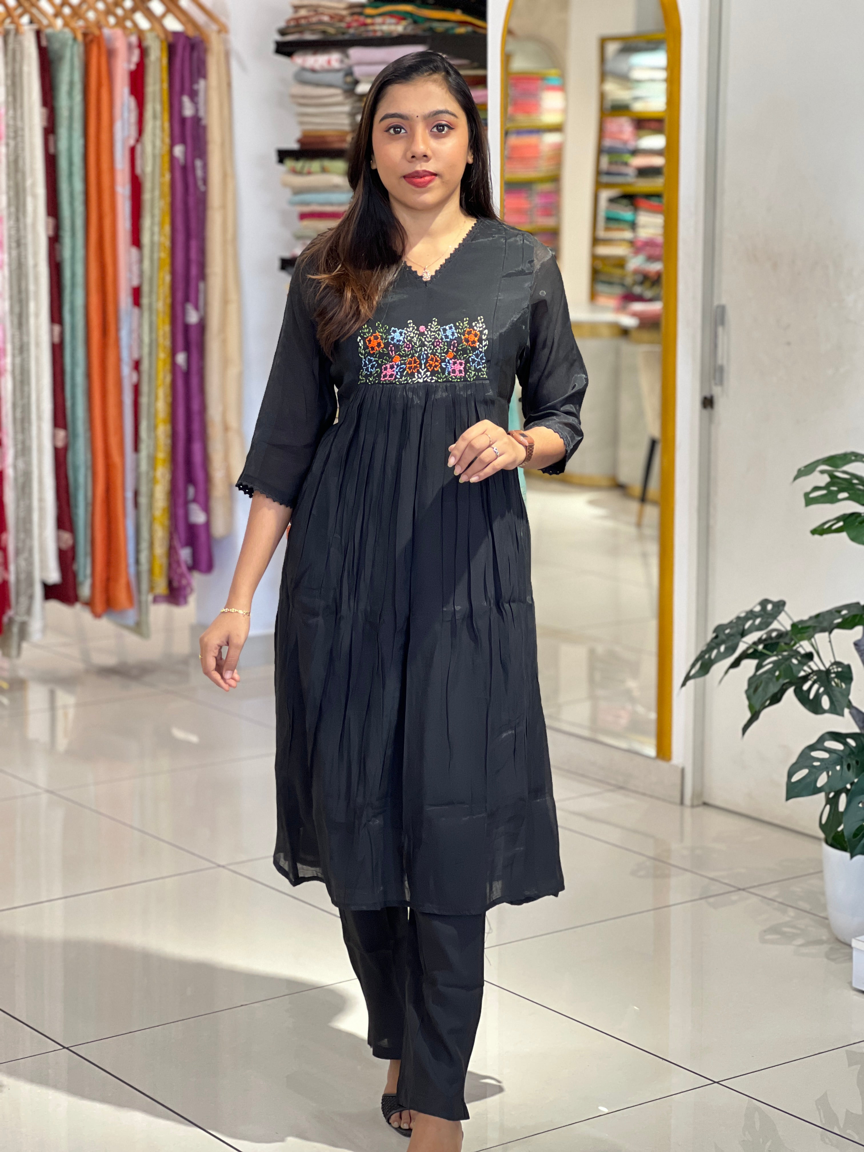 Embroidery Detailed Chanderi Finish Kurta Set | SRF152