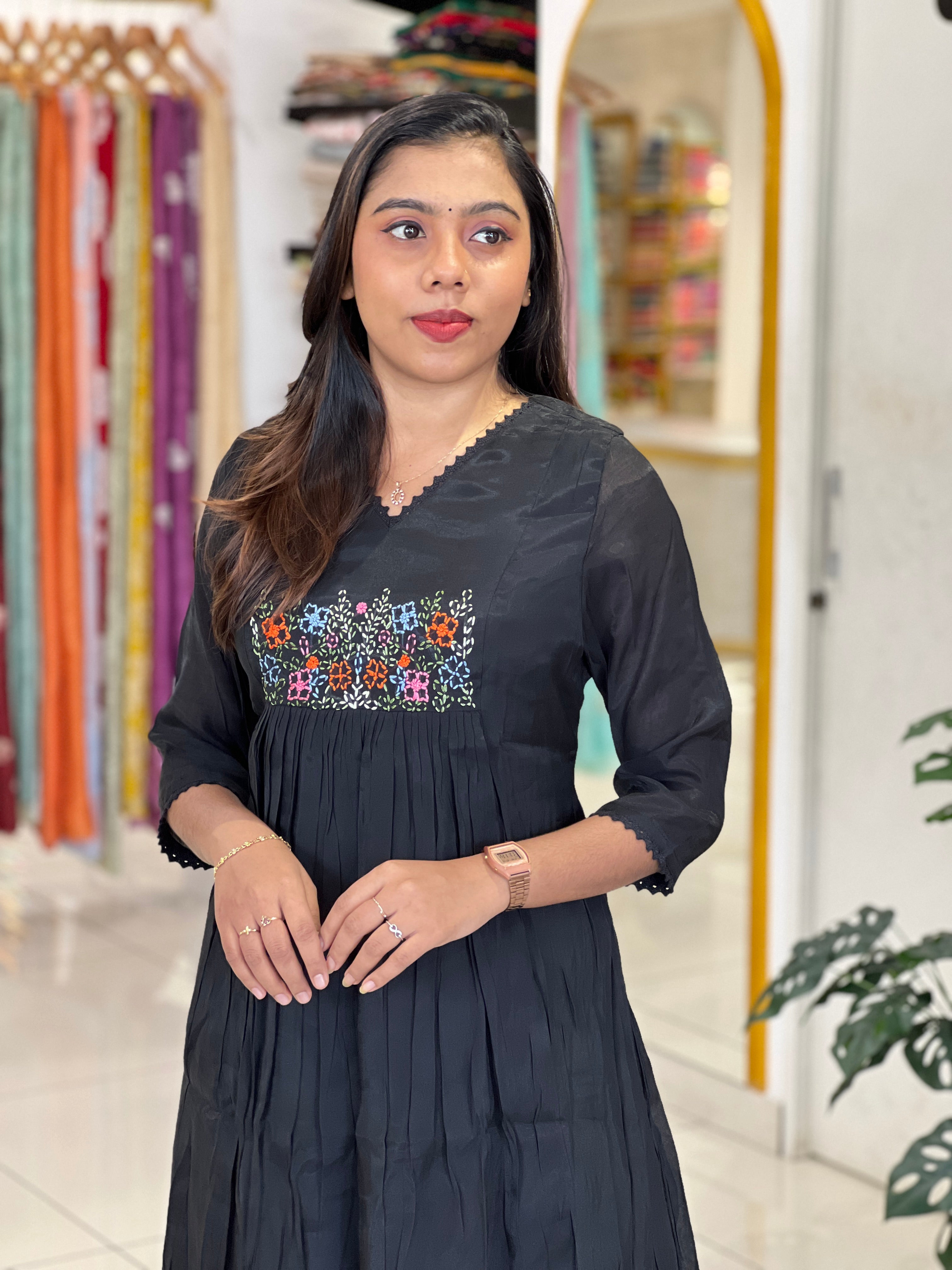 Embroidery Detailed Chanderi Finish Kurta Set | SRF152