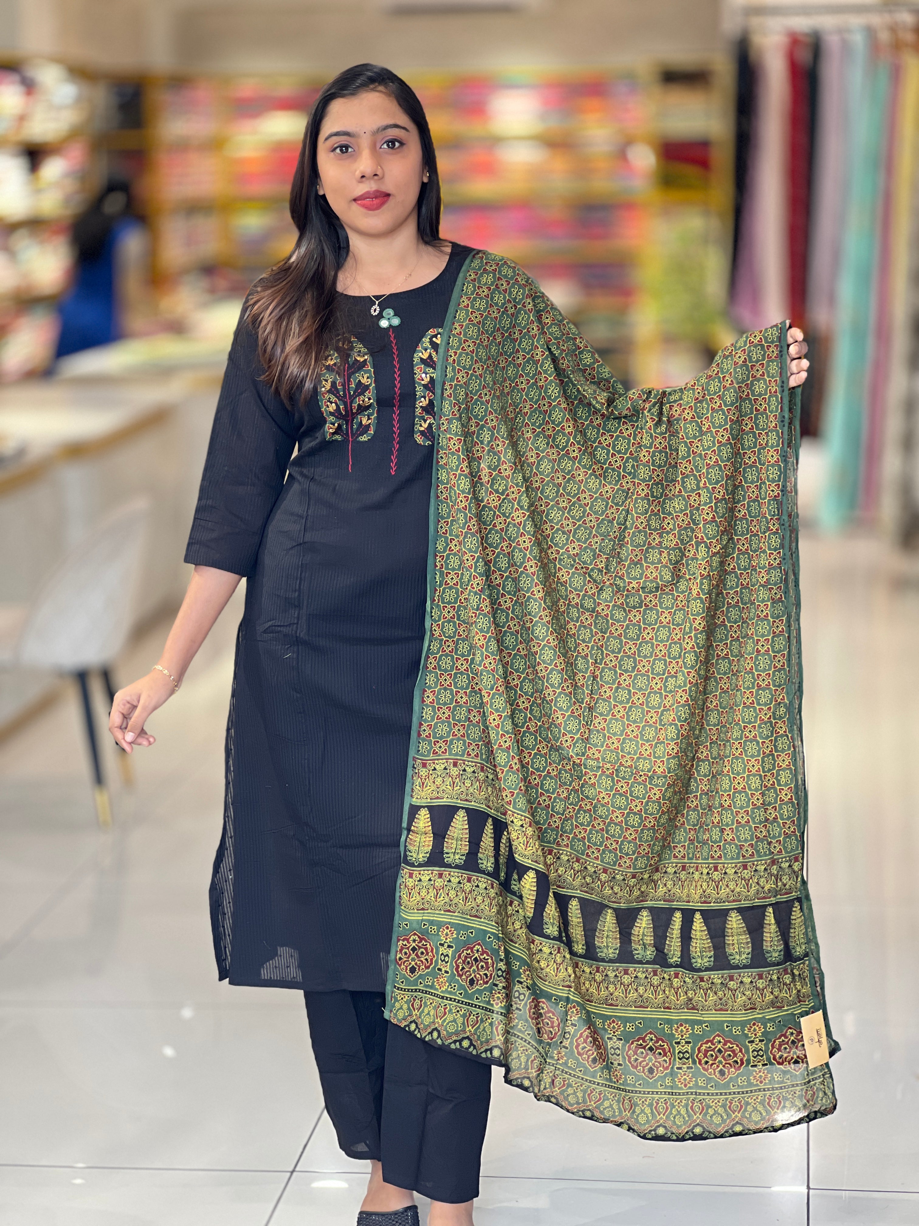 Hand Embroidery Detailed Cotton Kurta Set | SRF164