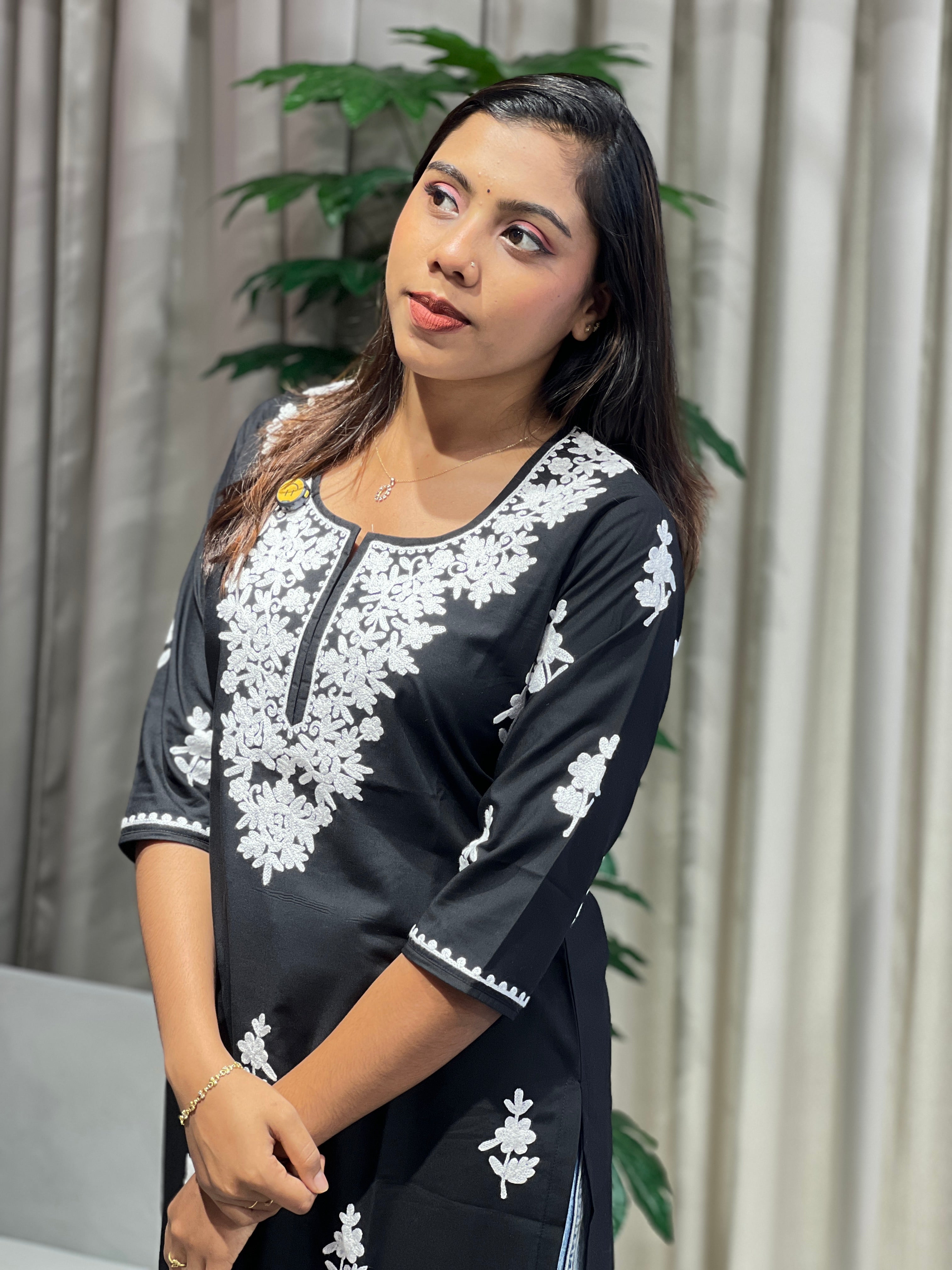 Chikankari Detailed Cotton Blend Kurta | AKE110