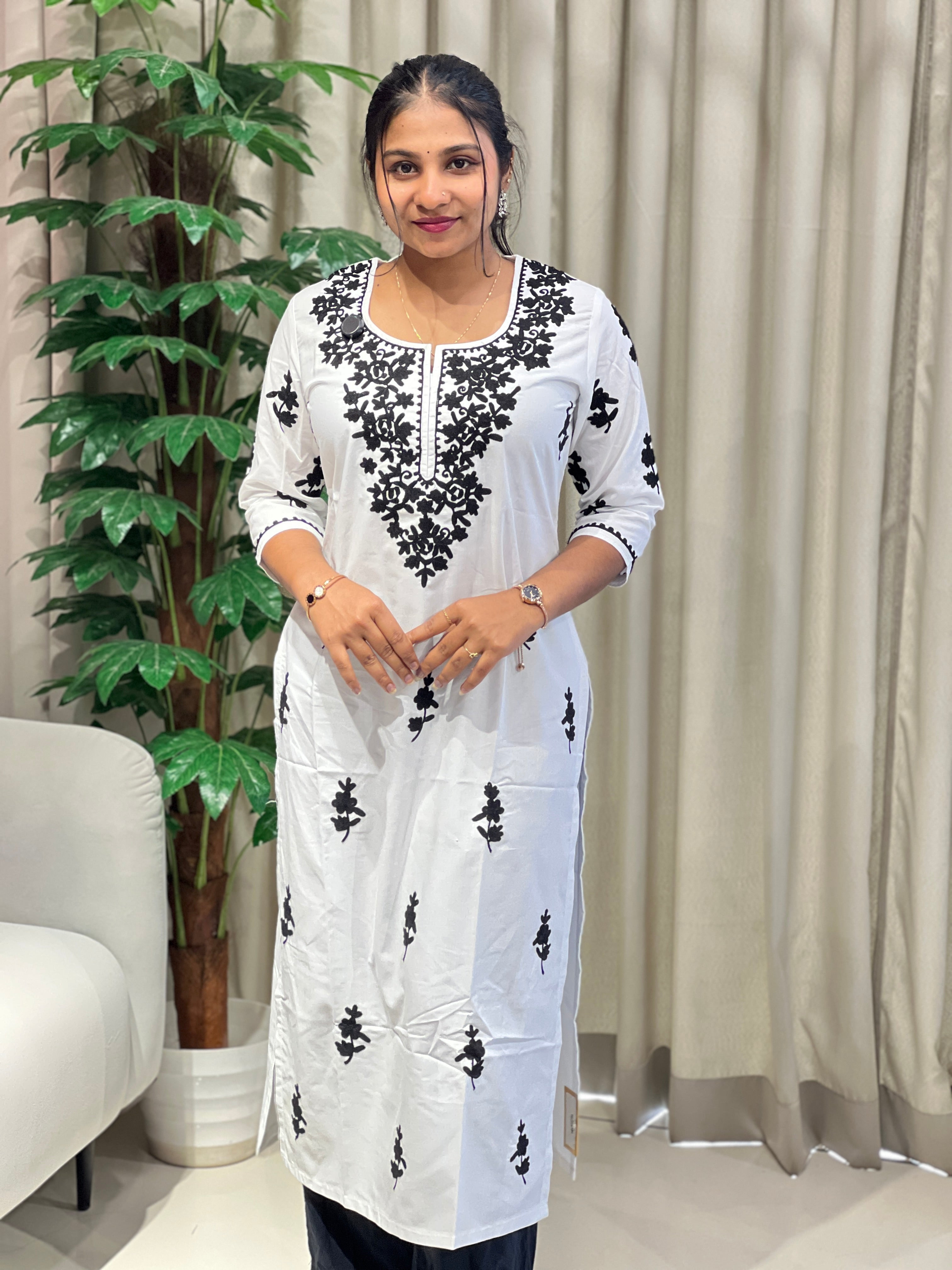 Chikankari Detailed Cotton Blend Kurta | AKE111