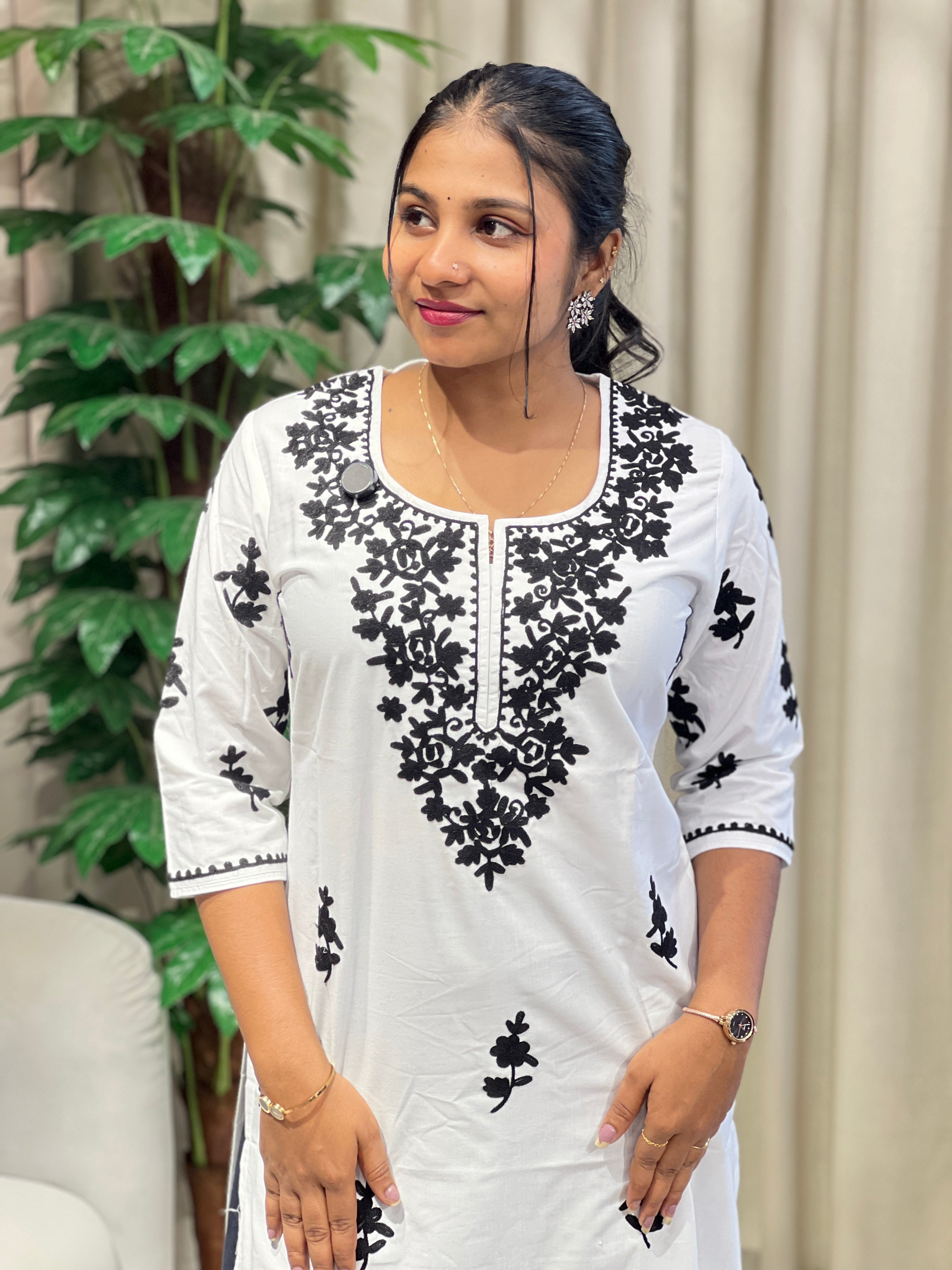 Chikankari Detailed Cotton Blend Kurta | AKE111