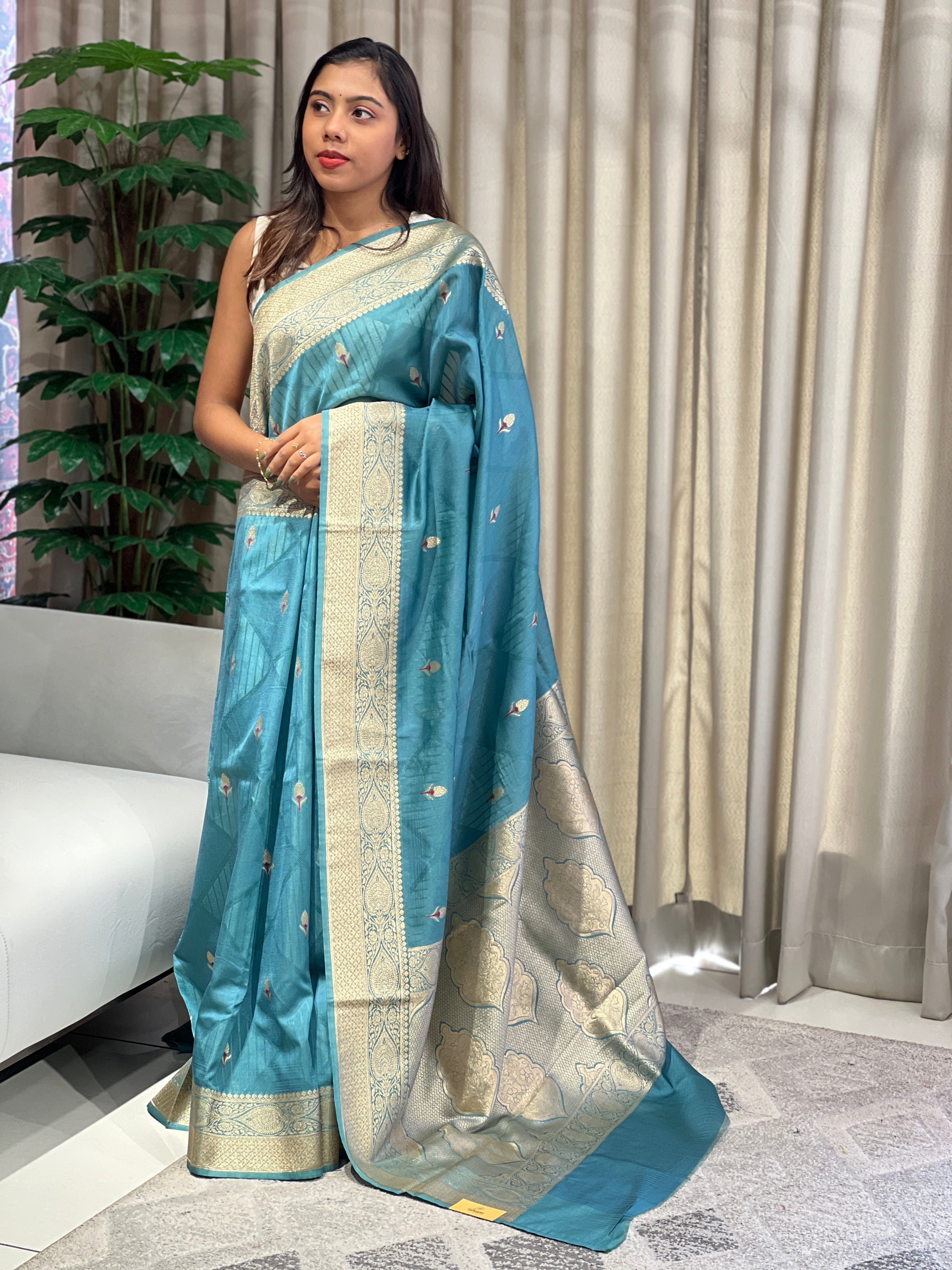 Zari And Thread Woven Banarasi Silk Saree | NN447