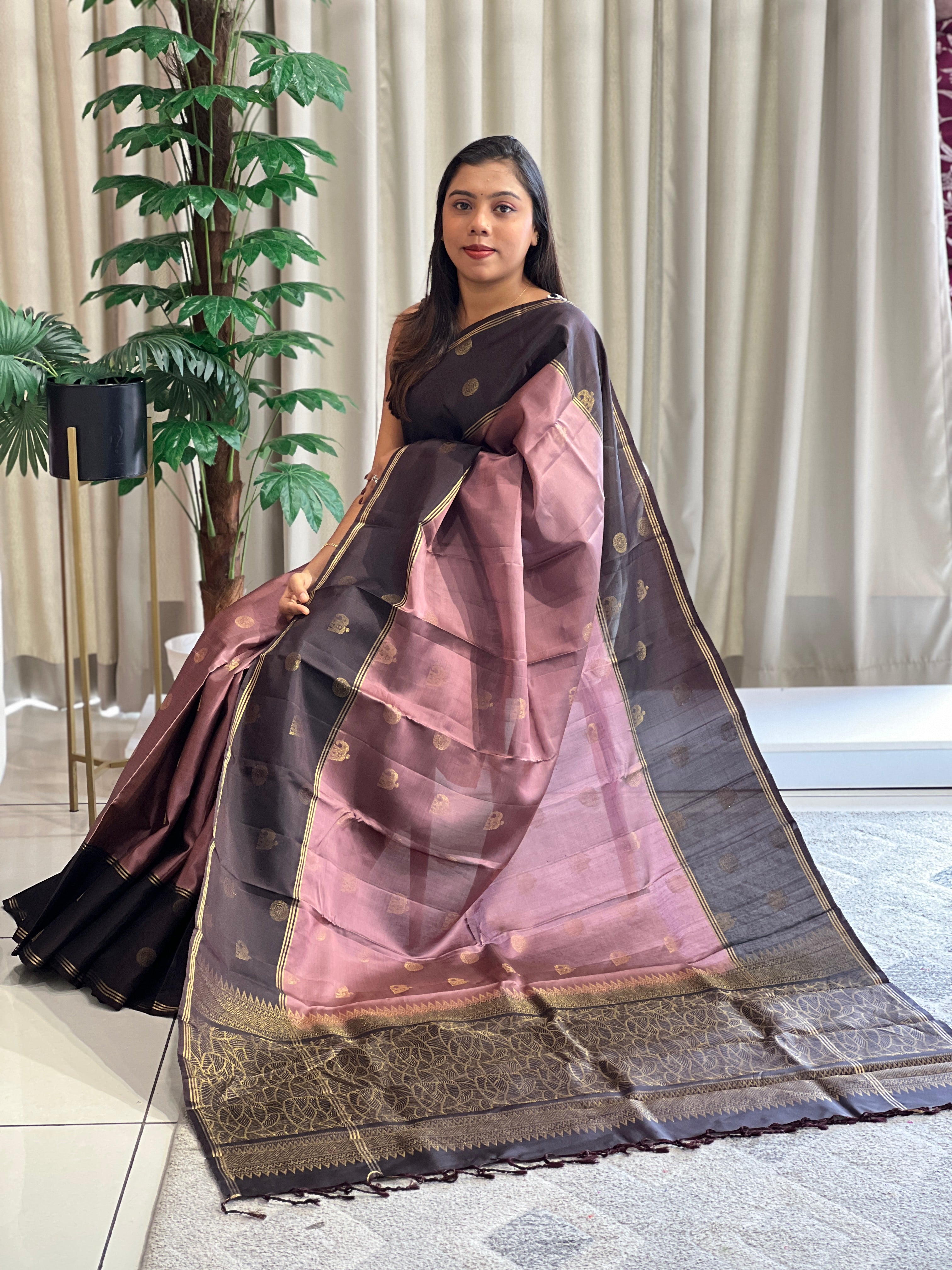 Hand Loom Abstract Pattern Soft Silk Saree | AT138