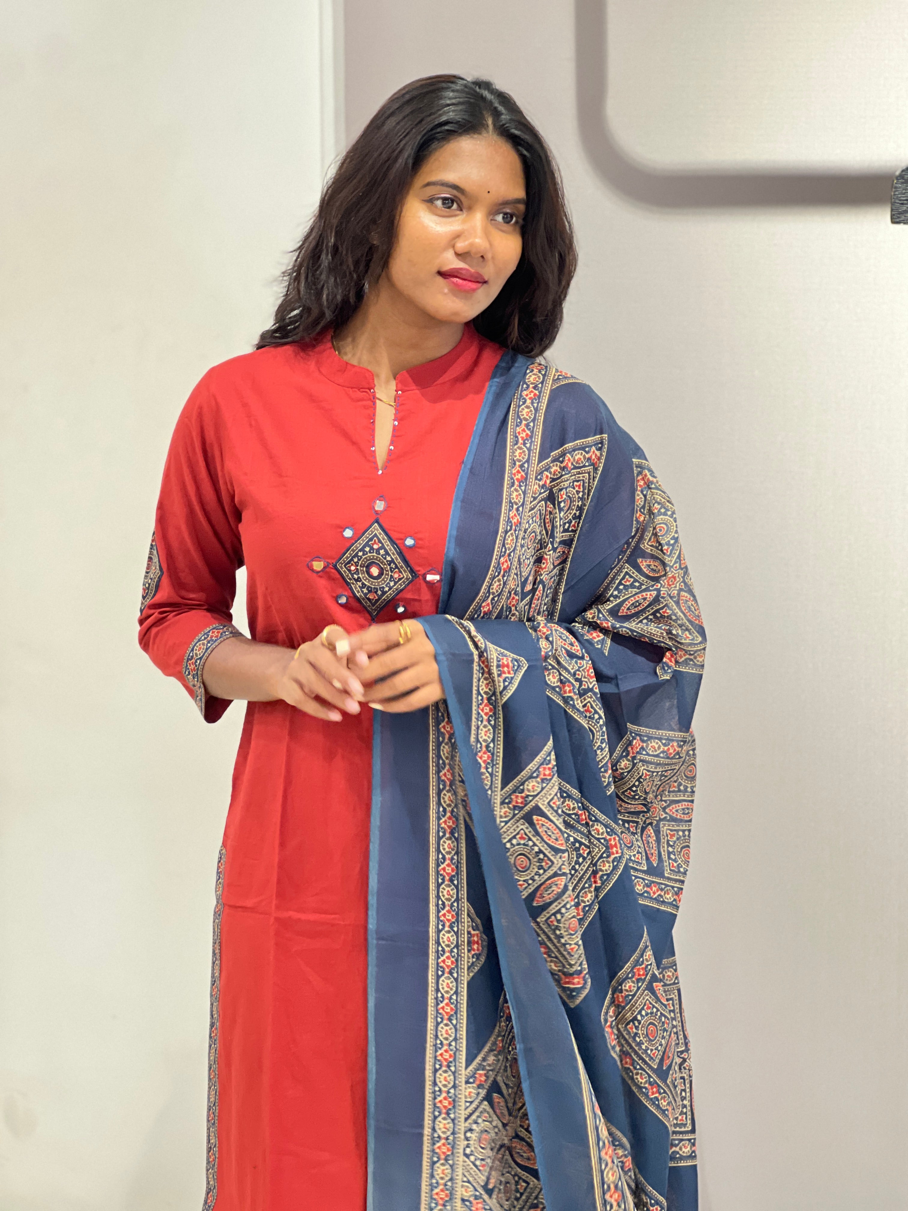 Patch With Mirror Detailed Cotton Kurta Set | OMF112